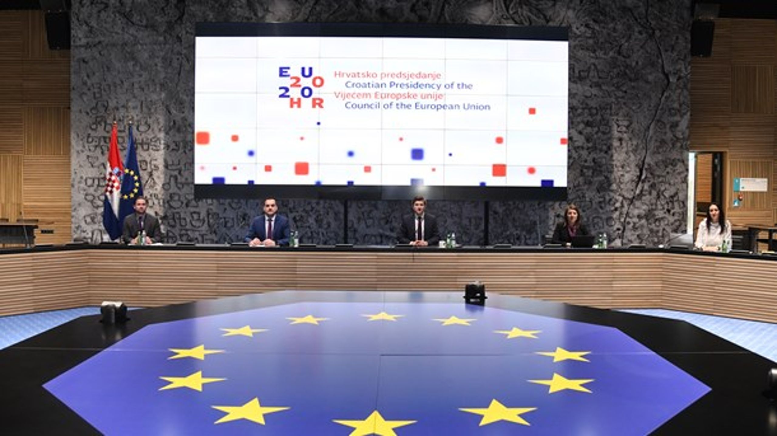 I øjeblikket er det Kroatien, der sidder med det roterende formandskab. Her er det den kroatiske finansminister, der er vært for et&nbsp;videomøde med sine europæiske kollegaer.