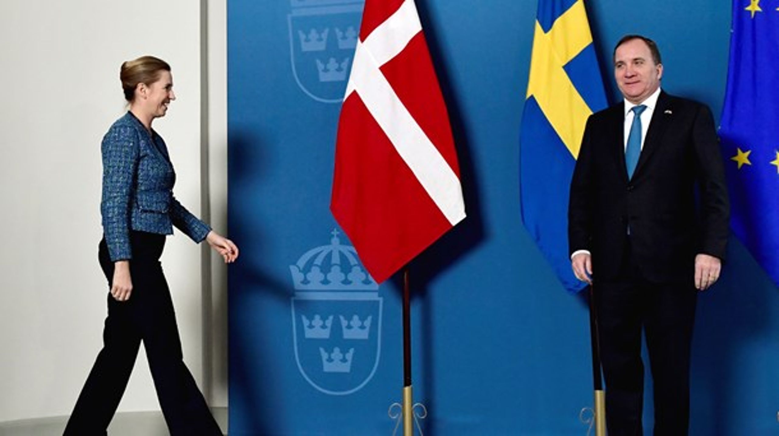 "Både den danske og svenske statsminister forsøger at vinde vores tillid, men de spiller deres rolle på vidt forskellige måder," skriver Lone Holm Pedersen og Kitte Wagner.&nbsp;