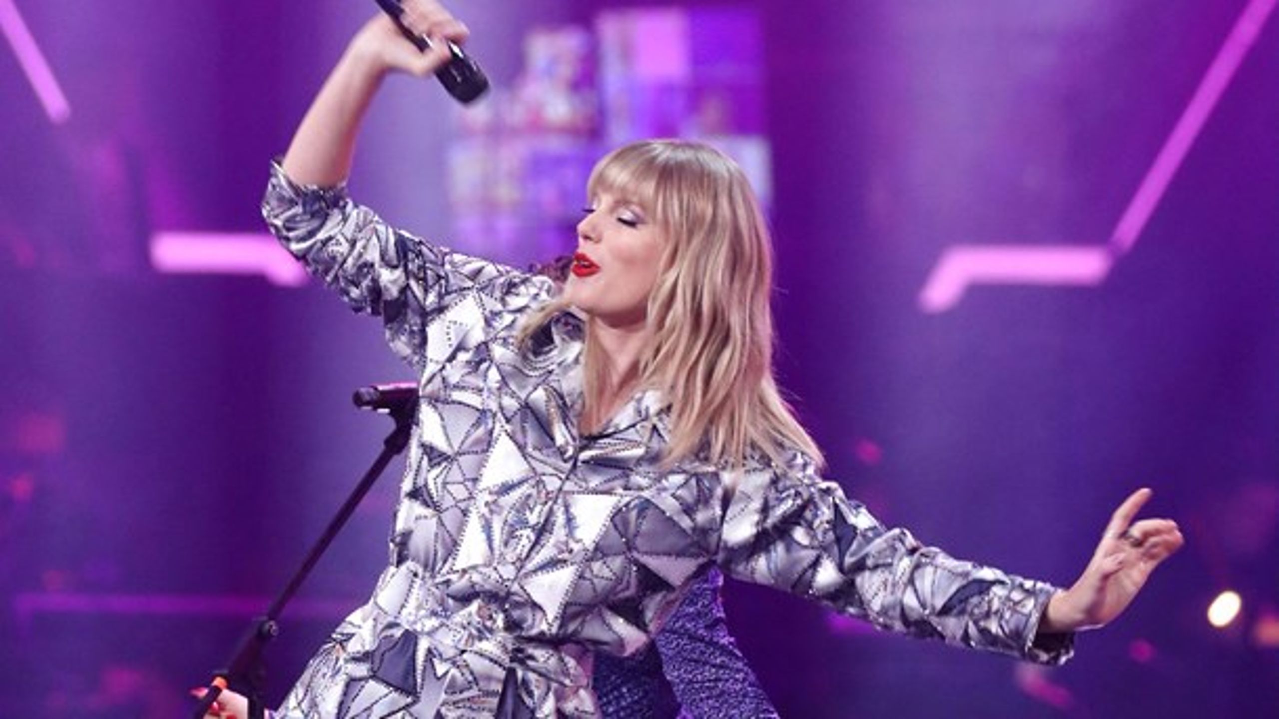 Arrangører frygter at skulle kæmpe med amerikanske forsikringsselskaber om dansk coronahjælp.&nbsp;Amerikanske Taylor Swift var sat til at optræde&nbsp;på Roskilde Festival 2020, inden coronaepidemien ramte verden.