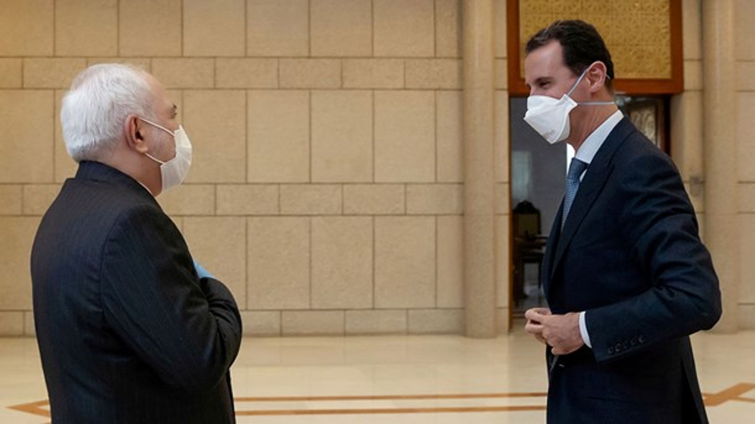 Syriens præsident Bashar al-Assad og Irans udenrigsminister Mohammad Javad Zarif mødtes i Damaskus 20. april med ansigstmasker som beskyttelse mod coronavirussen.