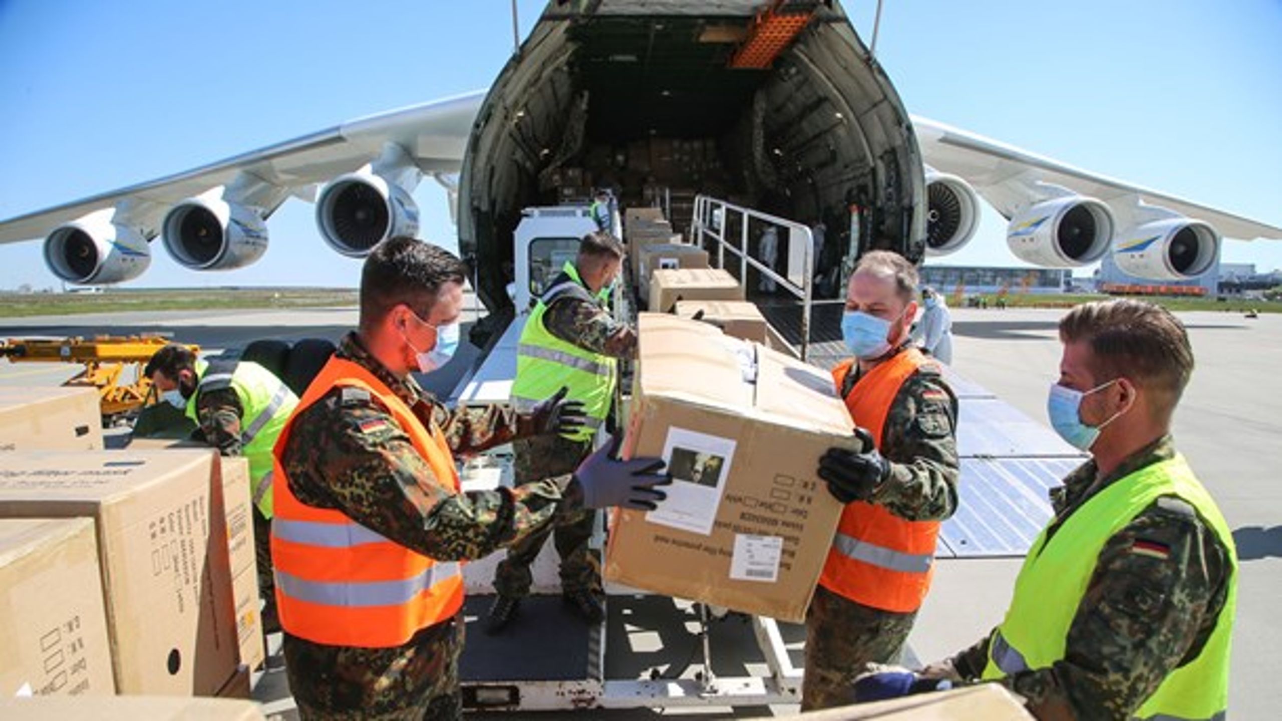 Verdens største fly, AN-225, bringer masker fra Kina til Tyskland, hvor soldater står for at lodse flyet.