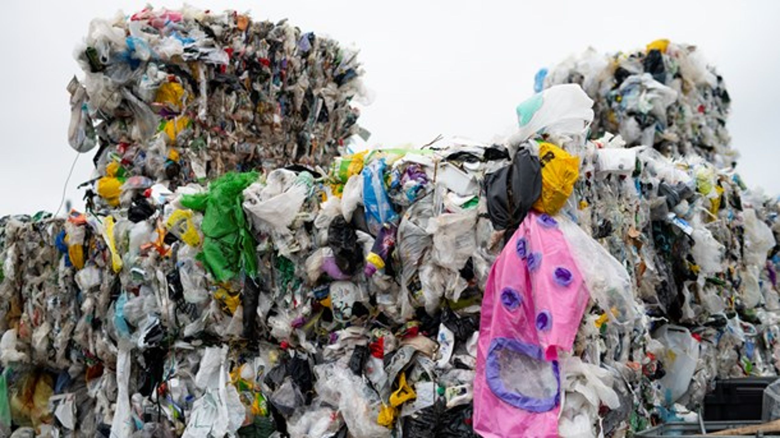 At producenten skal betale, når emballage bliver smidt ud som affald, lyder som et naturligt incitament. Helt så let går det bare ikke, mener Dansk Affaldsforening og Avfall Sverige.