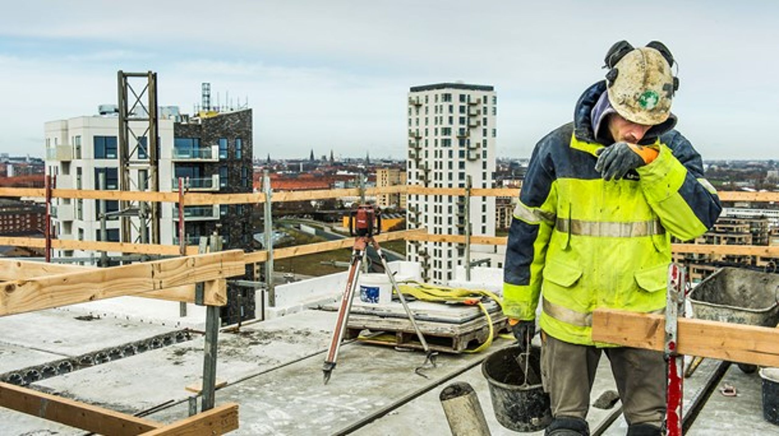 Kulturen på mange byggearbejdspladser holder ikke bare kvinder væk, men også flere unge mænd, skriver Vibeke Lydolph og Palle Adamsen.