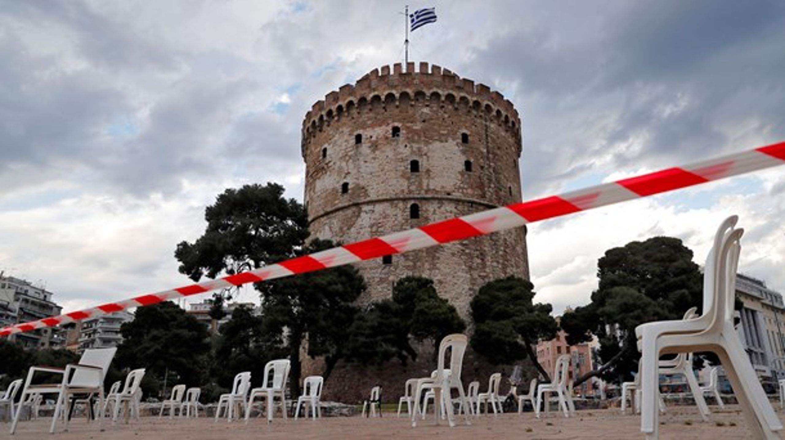 Afspærringer ved Det Hvide Tårn i Thessaloniki. Særligt lande i Sydeuropa står til at blive hårdt ramt af aflysninger i turistbranchen, hvis Europa forbliver i lockdown.
