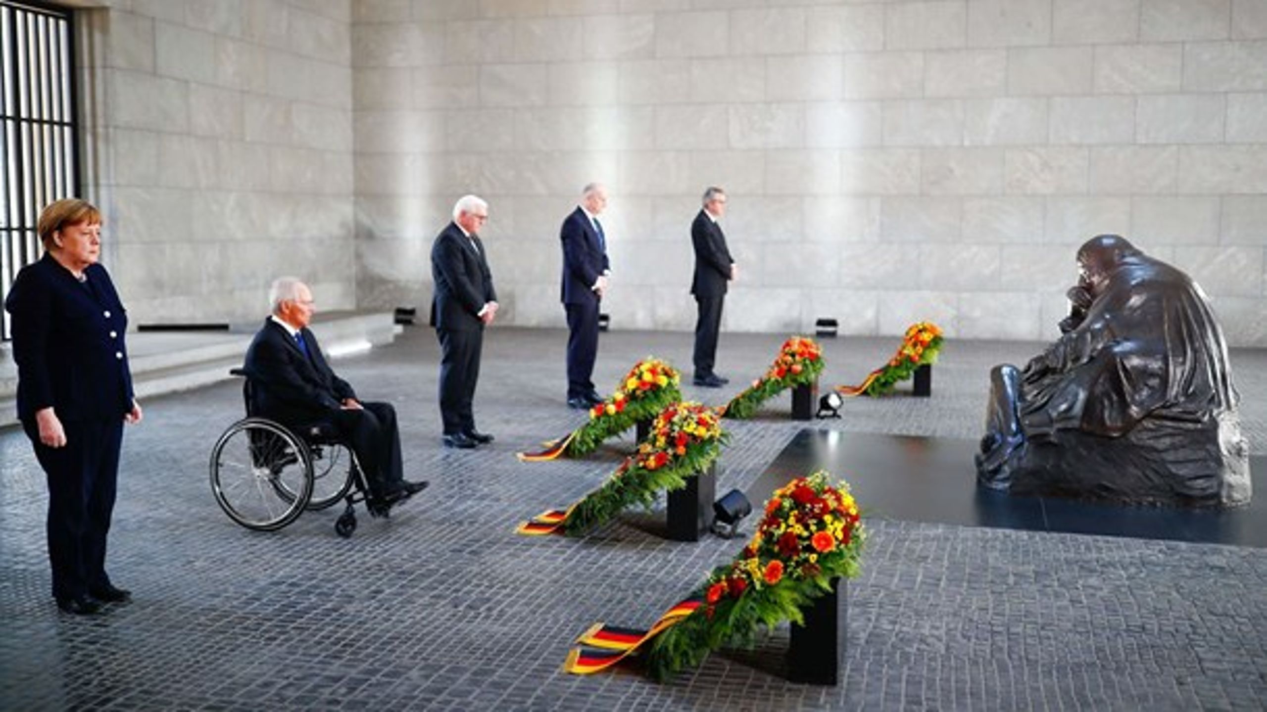 Tyskland markerede fredag 75-året for Anden Verdenskrigs afslutning. Forrest den tyske kansler Merkel, længst borte formanden for den tyske forfatningsdomstol, Andreas Voßkuhle, der har sat kansleren i store problemer.