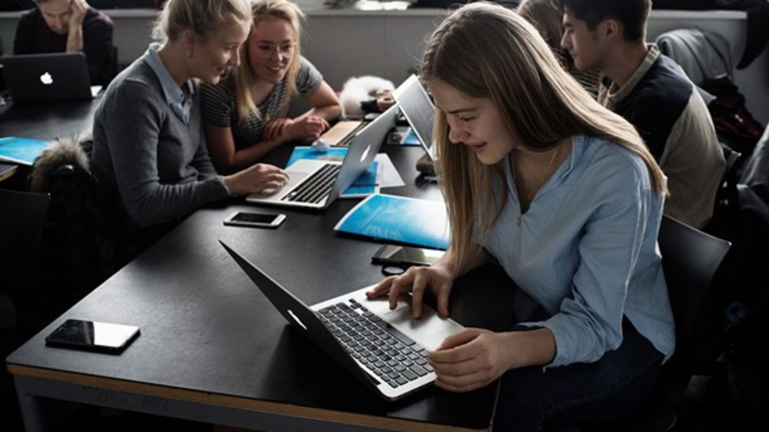 Digitaliseringen er kommet for at blive i samfundet, og derfor må gymnasierne også forholde sig til den gennem digital dannelse, skriver en række rektorer.
