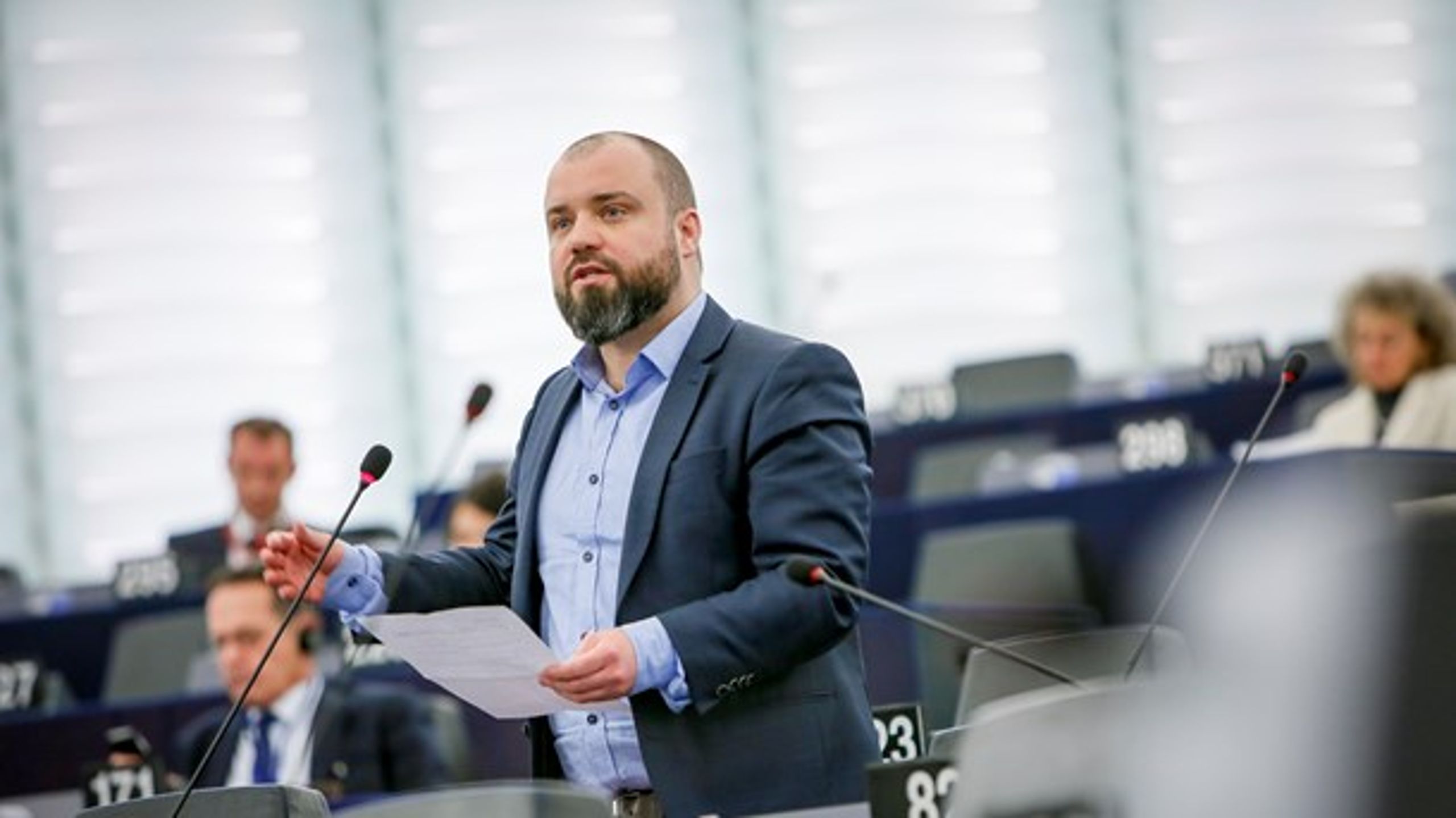 Nikolaj Villumsen (EL) taler til plenarmøde i Europa-Parlamentet i februar. I maj er det et år siden, han blev valgt ind for første gang.