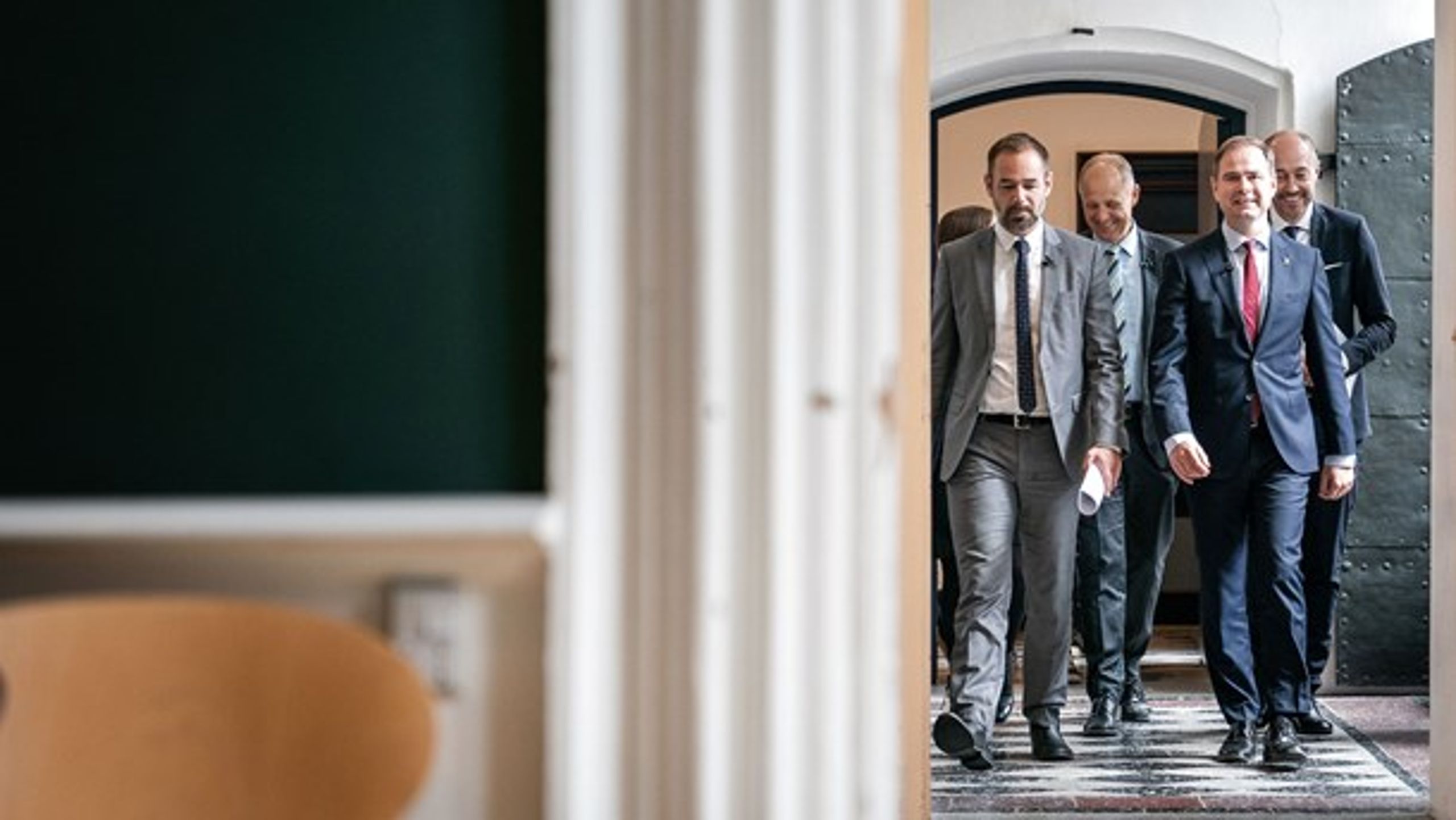 Mandag begynder økonomiforhandlinger med KL's formand, Jacob Bundsgaard (S) (tv.), og finansminister Nicolai Wammen (S) i spidsen.