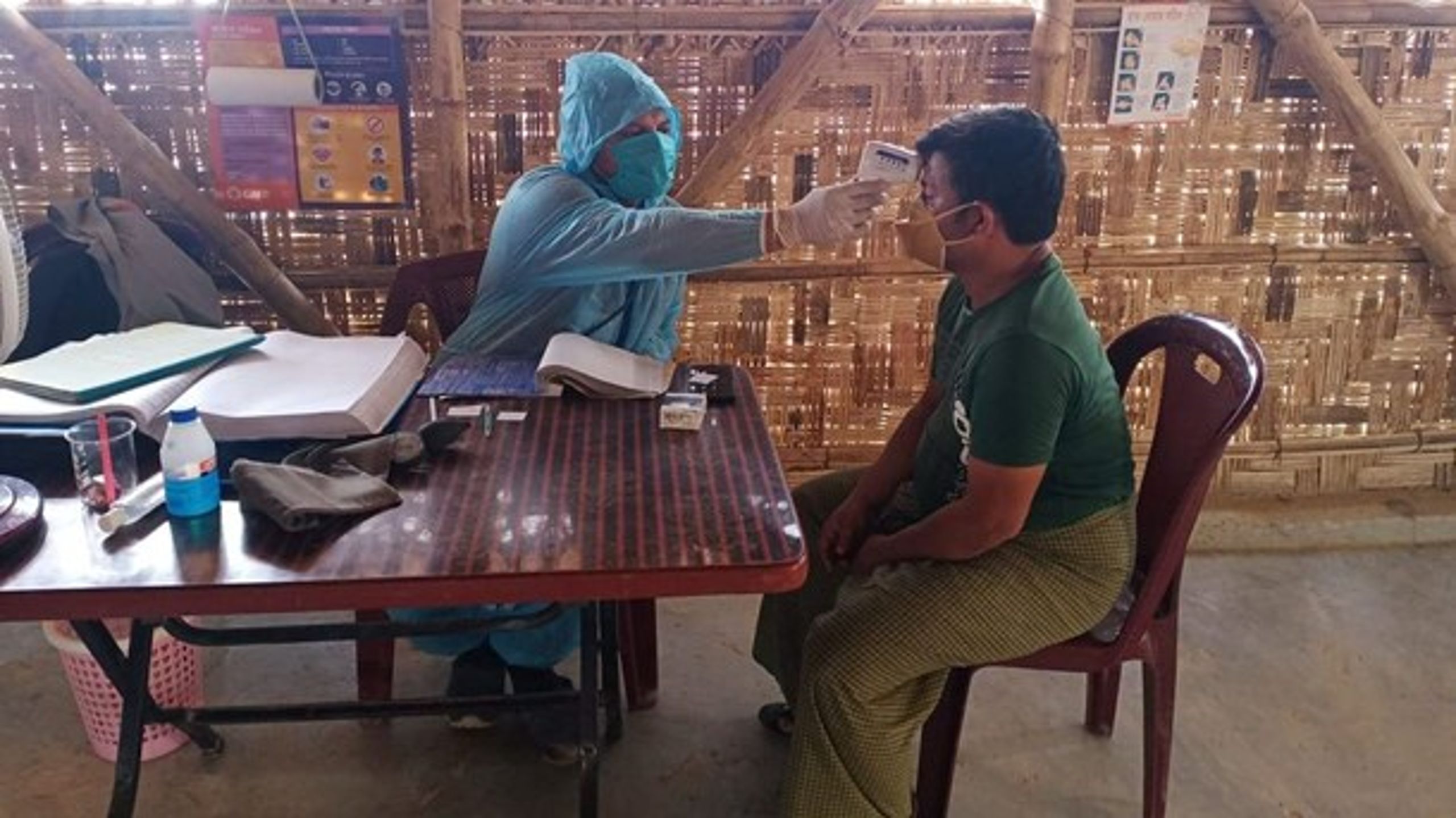 En mand får målt sin temperatur i verdens største flygtningelejr, Cox's Bazar. Care Danmark har flyttet 8,2 mio. kr. fra eksisterende projekter til covid-19-forebyggelse i bl.a. Cox's Bazar. <br>