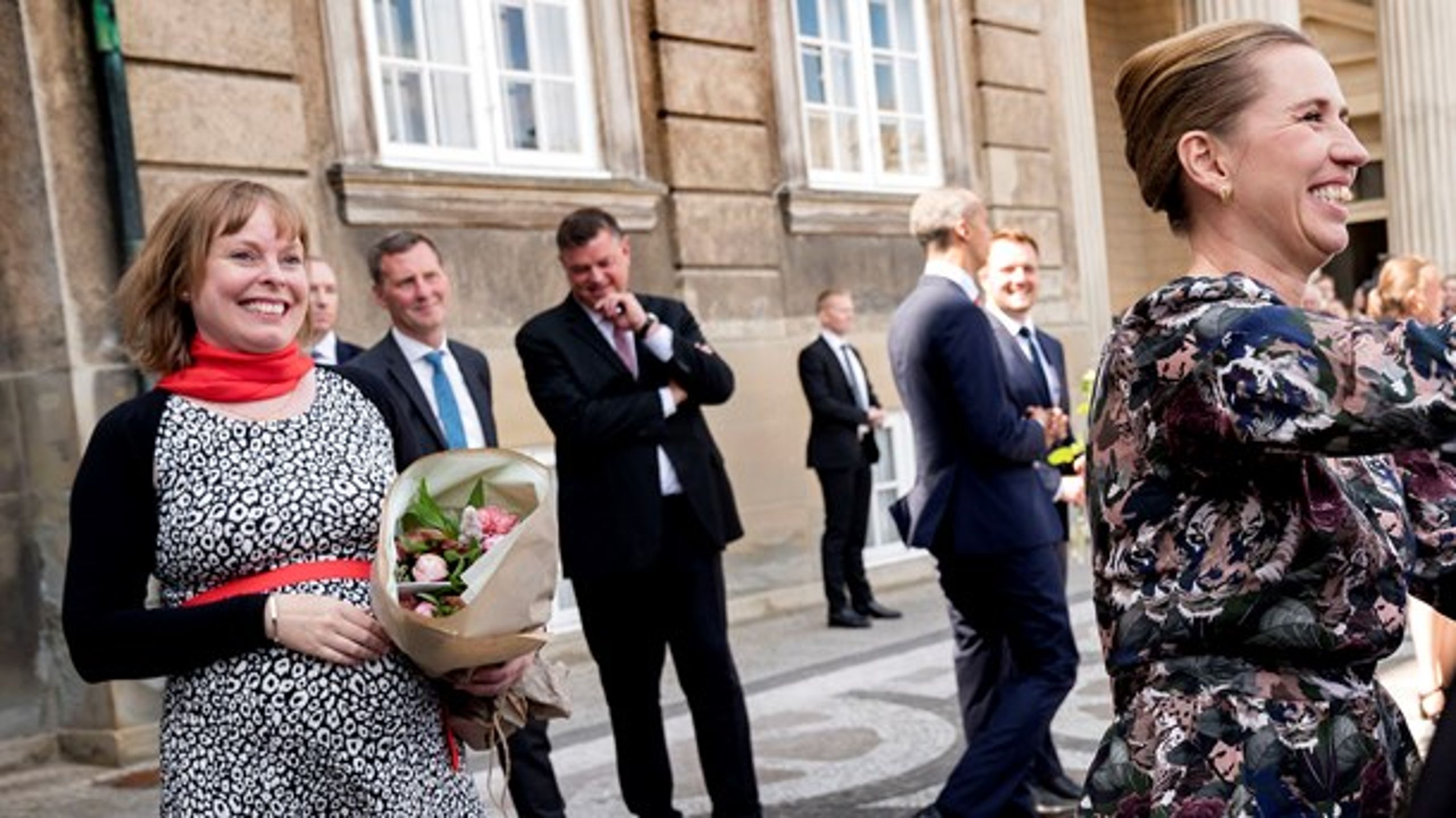Kulturminister Joy Mogensen (S) ses her bag statsministeren ved regeringsdannelsen sidste sommer.<br>