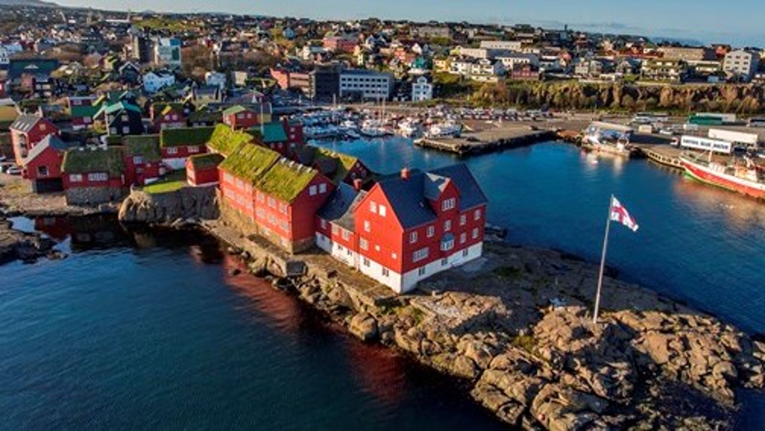Det færøske lagting og landsstyreadministration ligger på halvøen Tinganes i havnen i Tórshavn.