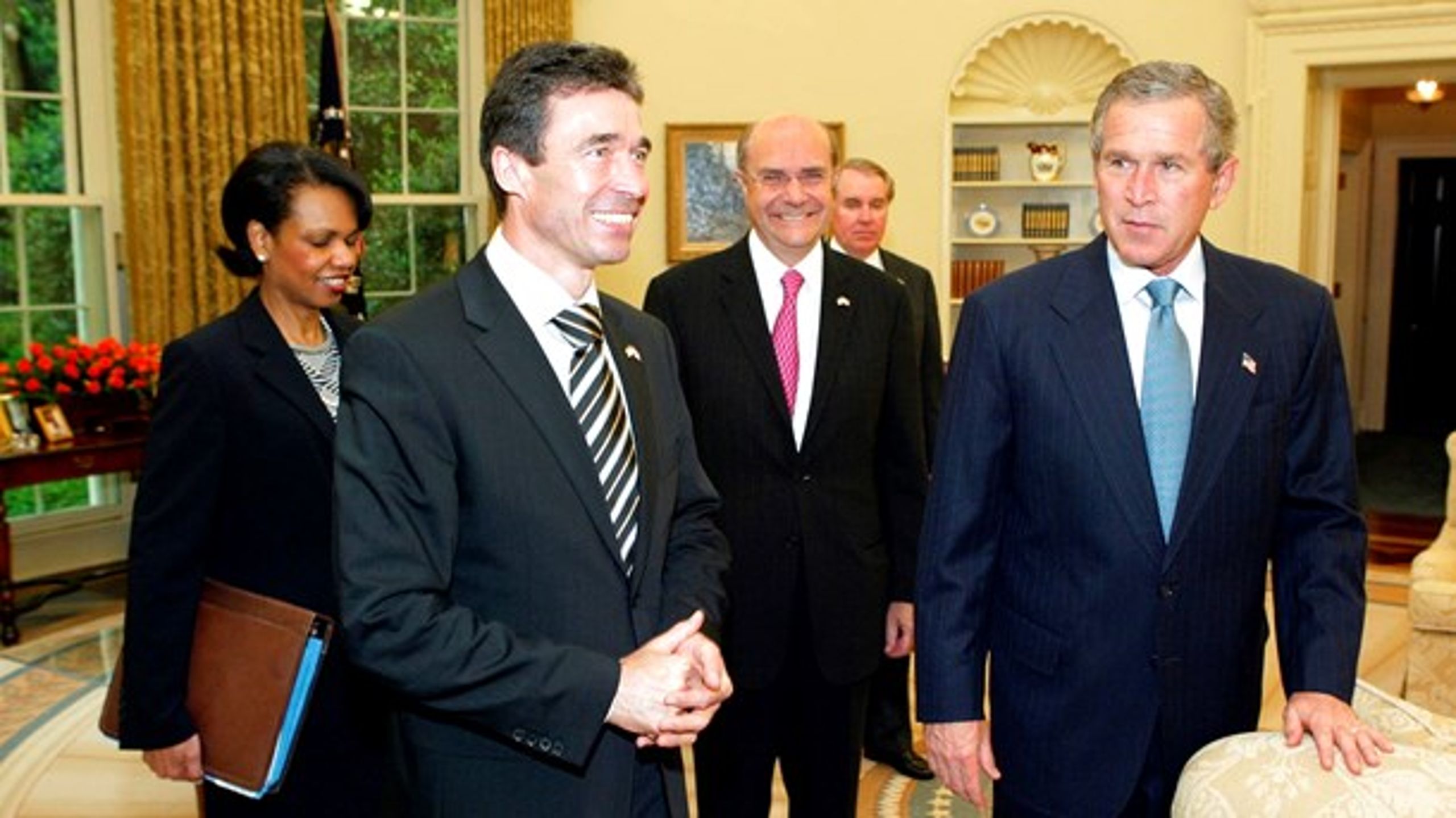 Ulrik Federspiel (med rødt slips i baggrunden) er&nbsp;som ambassadør i USA med til Anders Fogh Rasmussens møde med George W. Bush&nbsp;i Det Hvide Hus i 2003.&nbsp;