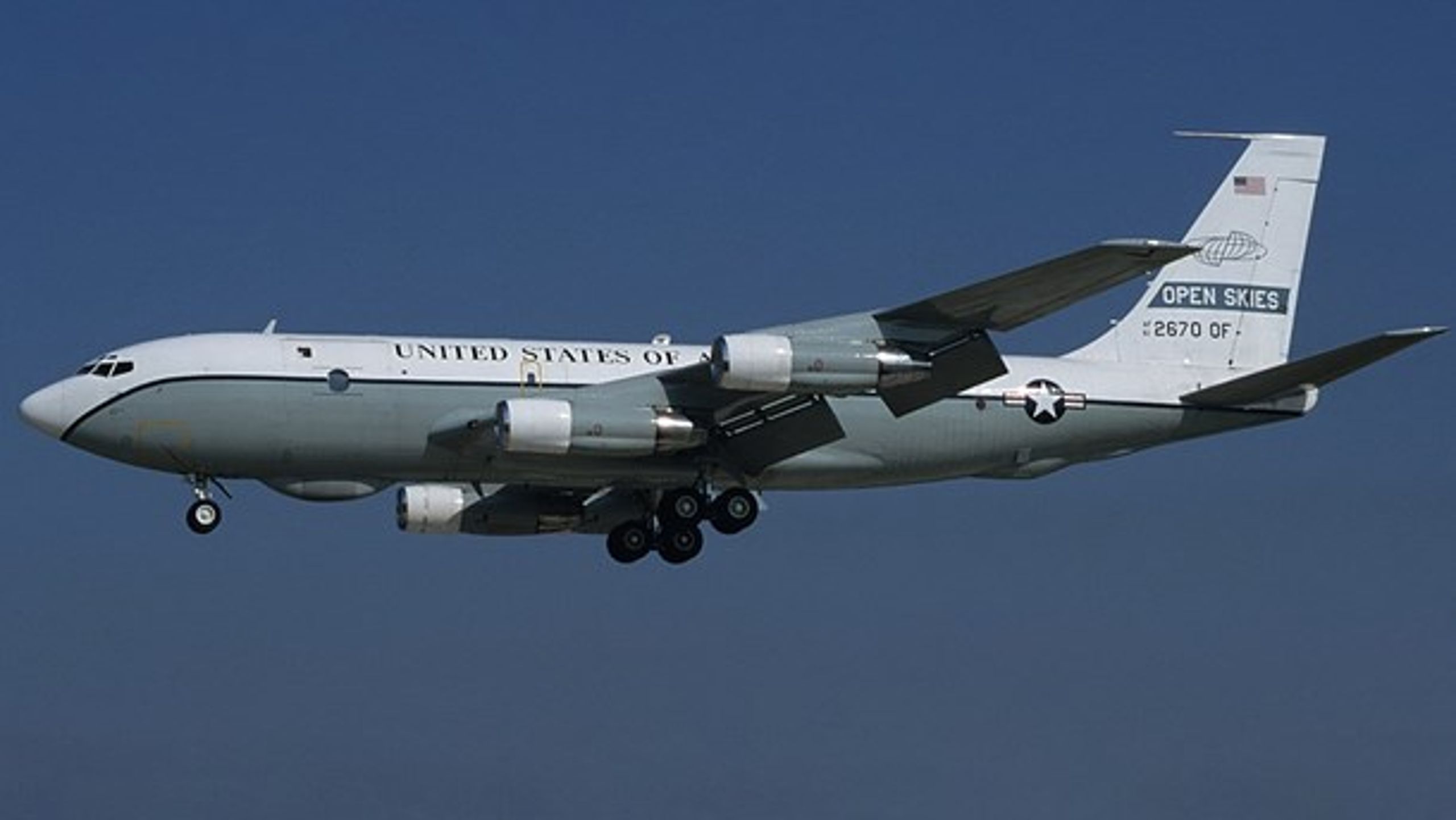 USA bruger to specialudrustede OC-135B-fly til at udføre Open Skies-overvågningsflyvningerne.