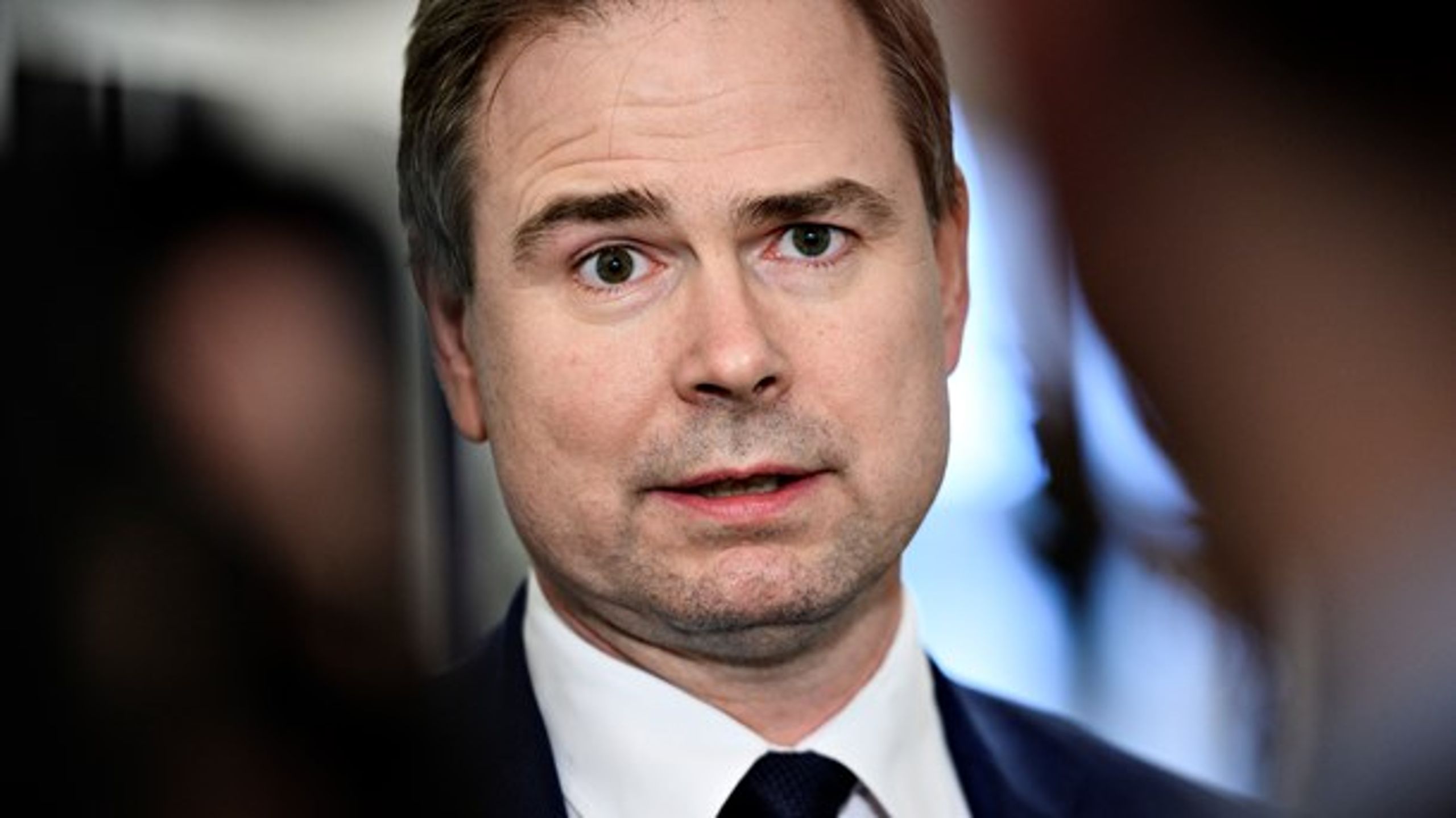 Finansminister Nicolai Wammen (S) fastslår, at regeringen er parat til at forlænge dele af hjælpepakkerne. Regeringen har indkaldt arbejdsmarkedets parter til nye trepartsforhandlinger.