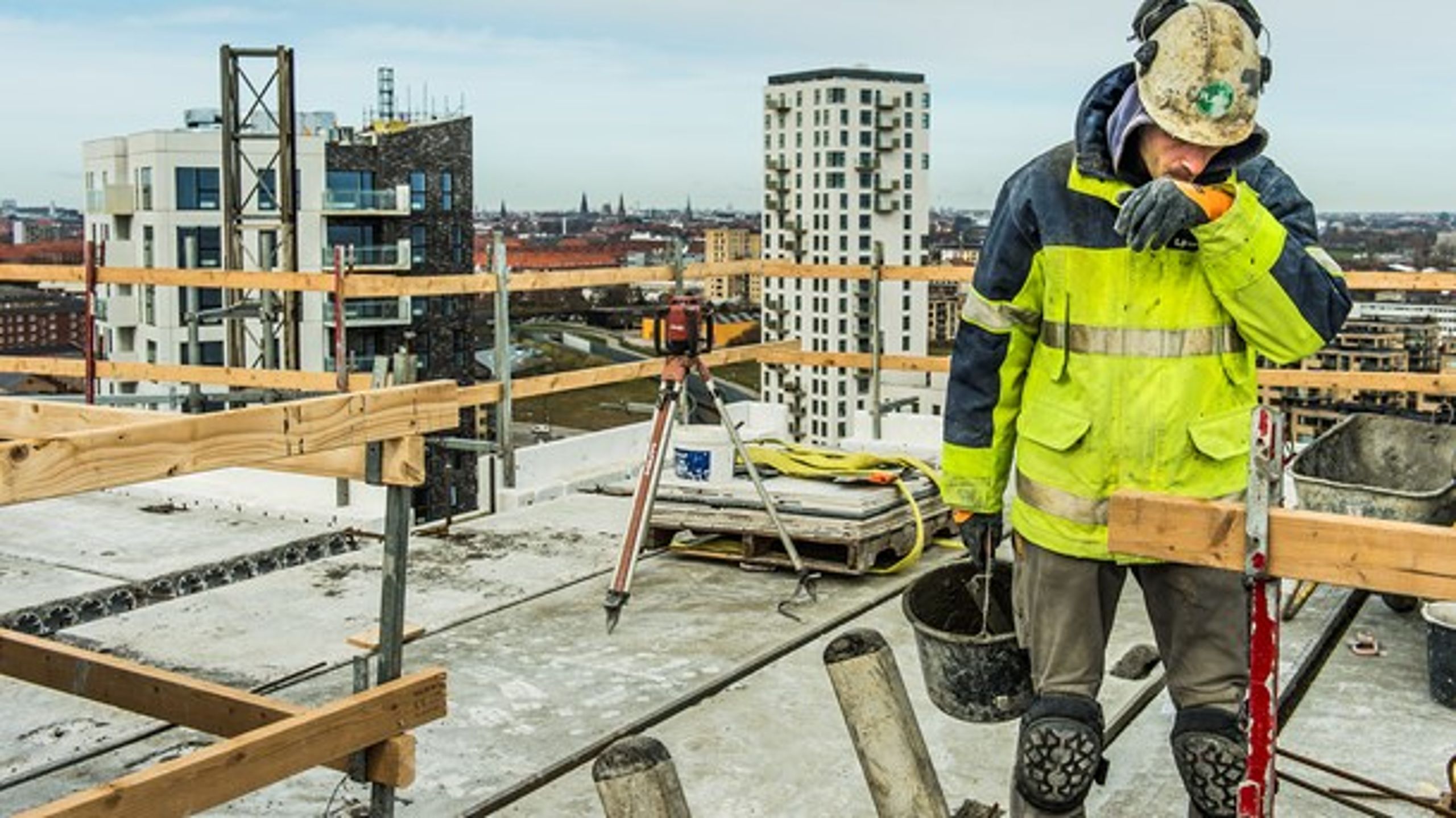 Mange byggearbejdere er blevet ledige på grund af coronakrisen. Derfor skal anlægsloftet suspenderes i 2021, så der kan sætte gang i beskæftigelsen, skriver byggeaktører.
