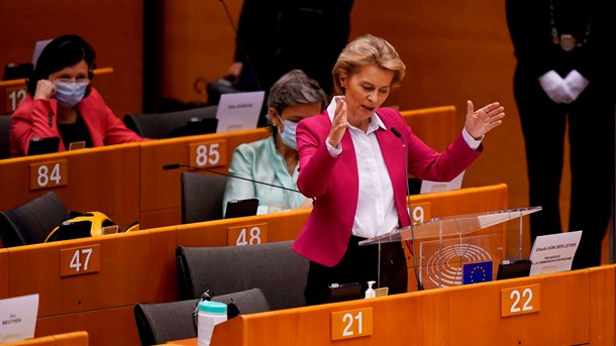 EU skal redde sig ud af krisen i fællesskab, siger Ursula von der Leyen.