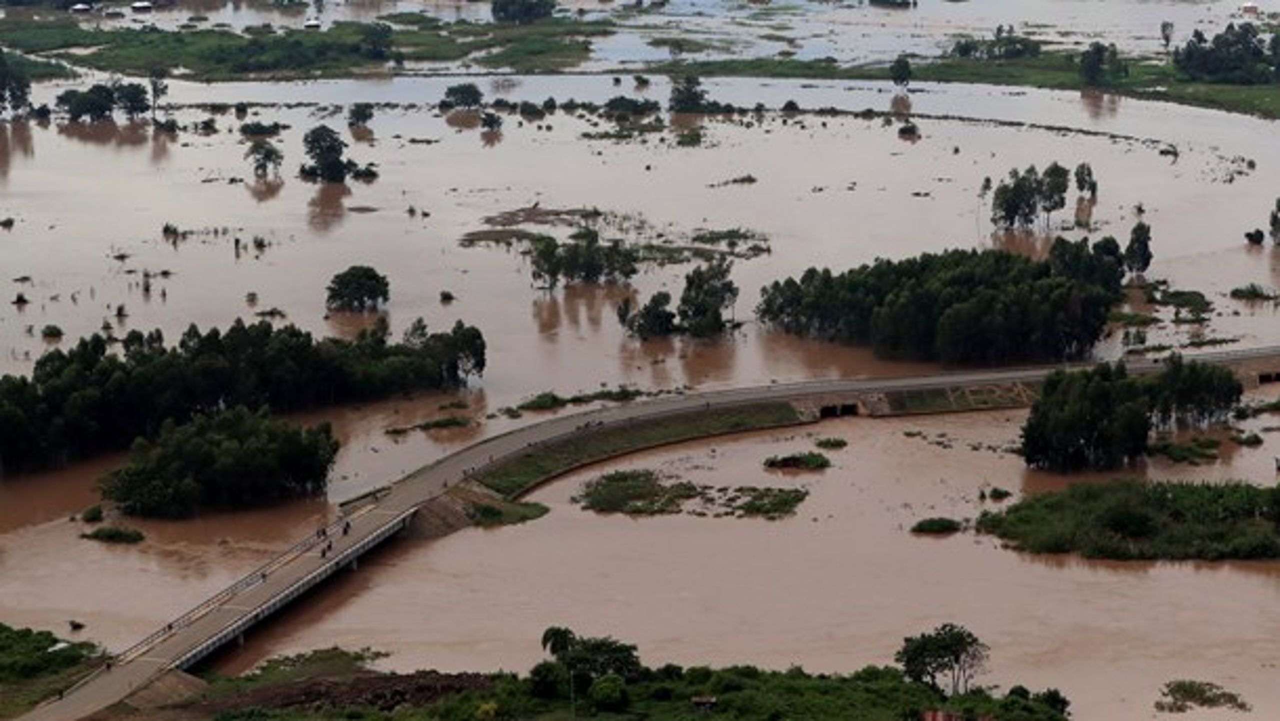 Mens coronapandemien overbyder klimakrisen i den politiske dagsorden, er tusindvis af mennesker på flugt fra oversvømmelser i Kenya, skriver Mattias Söderberg.&nbsp;