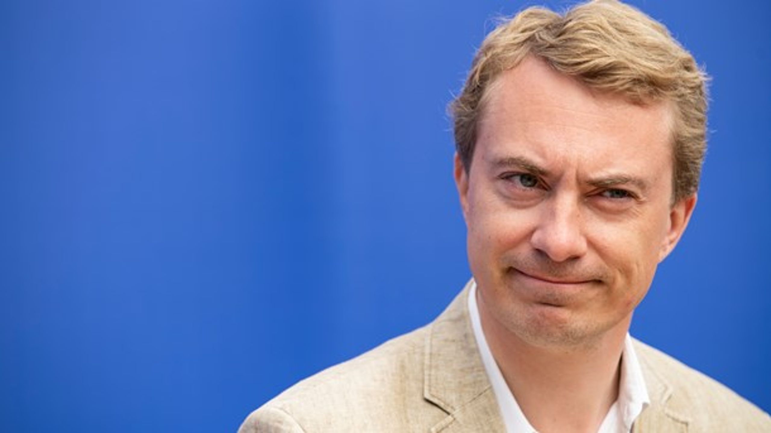 Morten Messerschmidt (DF) forsøger at dække over manglende politisk linje i sit parti, skriver Birger Riis-Jørgensen.