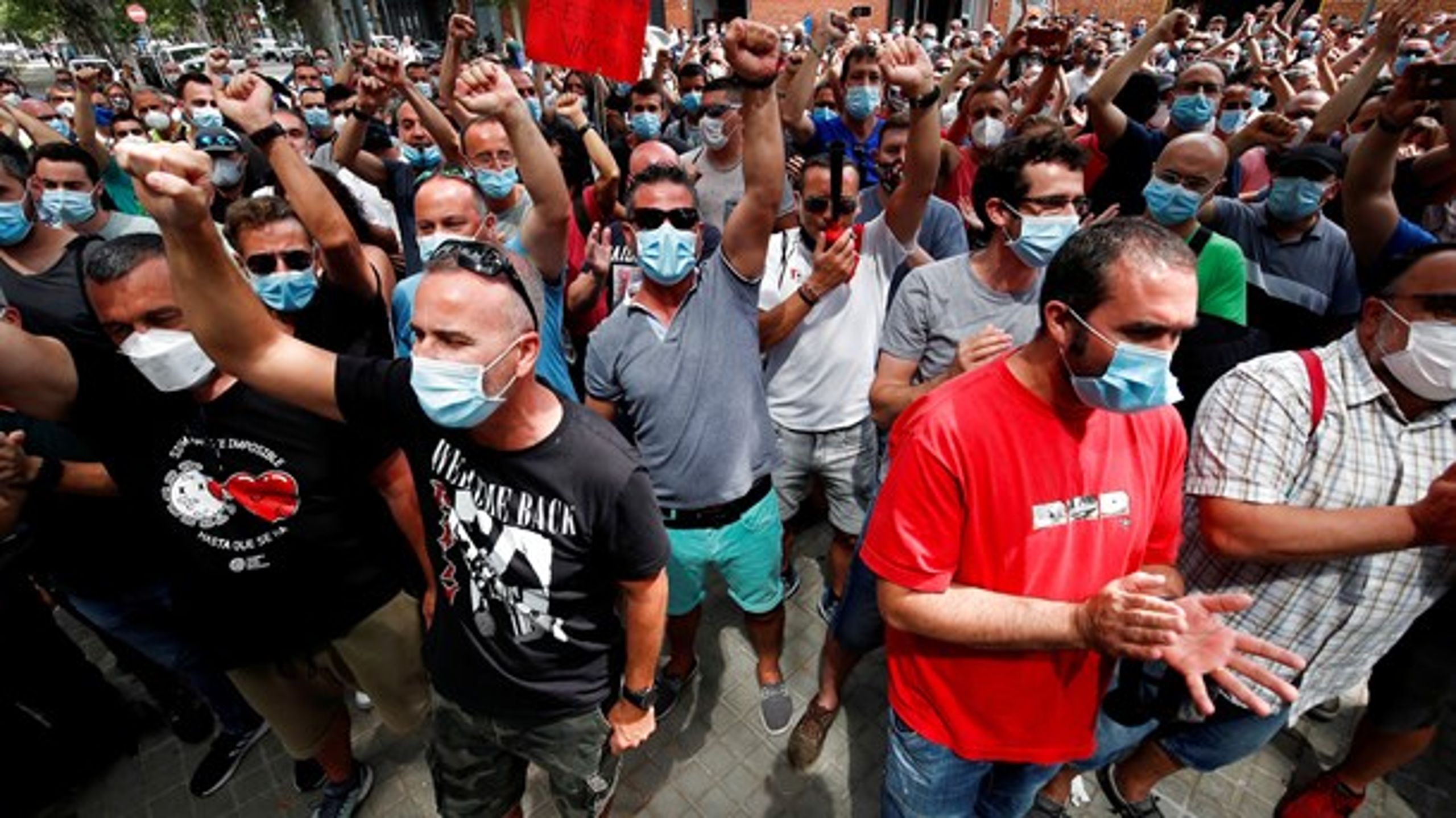 Krisen vil øge Europas fattigdom. Her demonstrerer arbejdere mod lukning af en Nissan-fabrik i industriområdet Zona Franca nær Barcelona i Spanien i sidste uge.&nbsp;