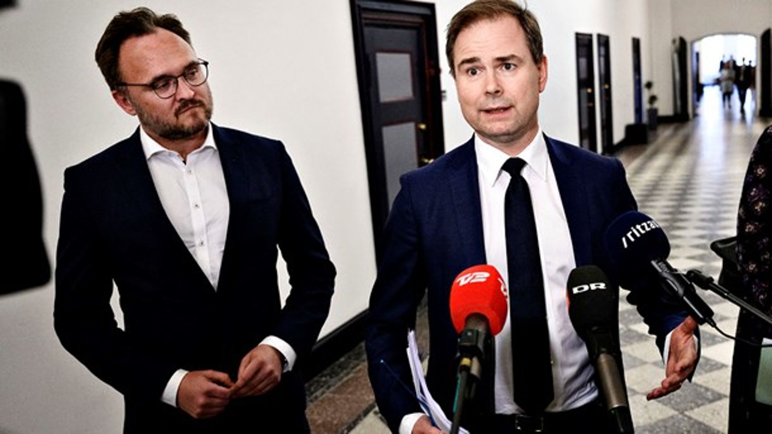Finansminister Nicolai Wammen og klima- og energiminister Dan Jørgensen er bare to ud af fire ministre, som skal stå skoleret i Folketinget mandag og forklare, hvordan regeringen vil gå til forhandlingerne om EU's næste langtidsbudget.