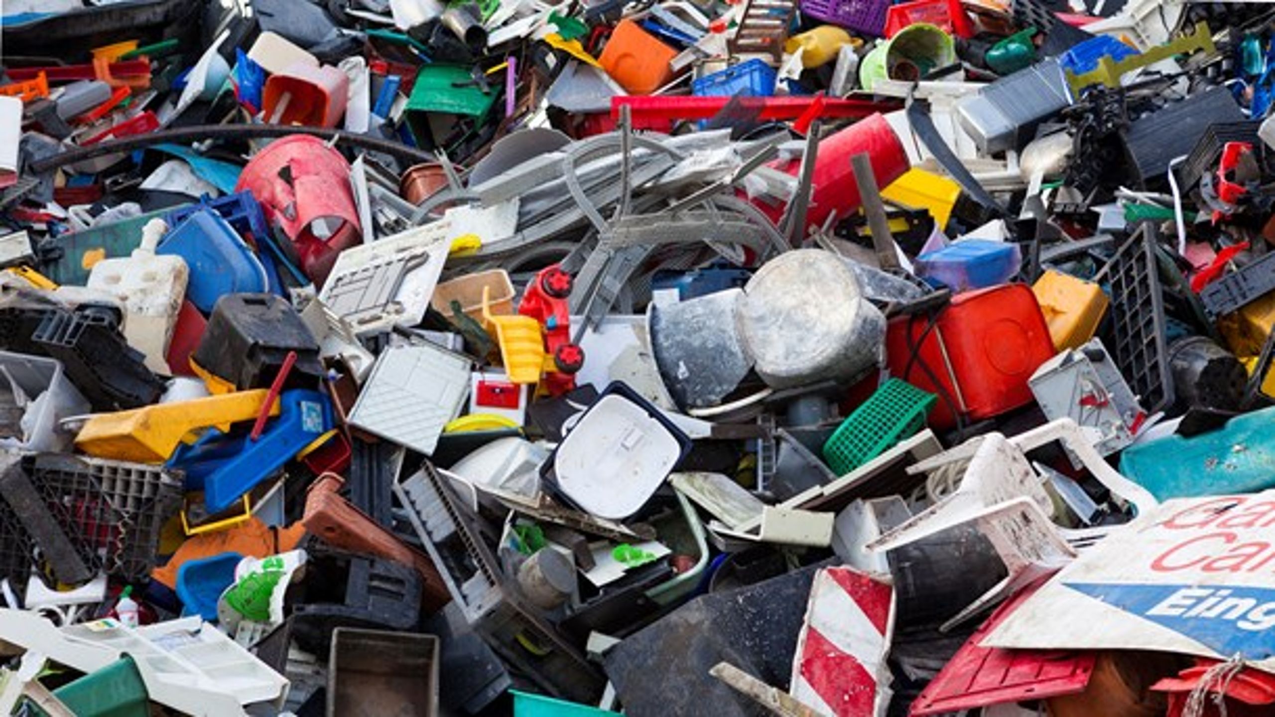 Hvis de kommunale affaldsselskaber fik mulighed for at grovsortere danskernes plastaffald, ville det blive mere attraktivt for private aktører at genanvende det, mener Dansk Affaldsforening