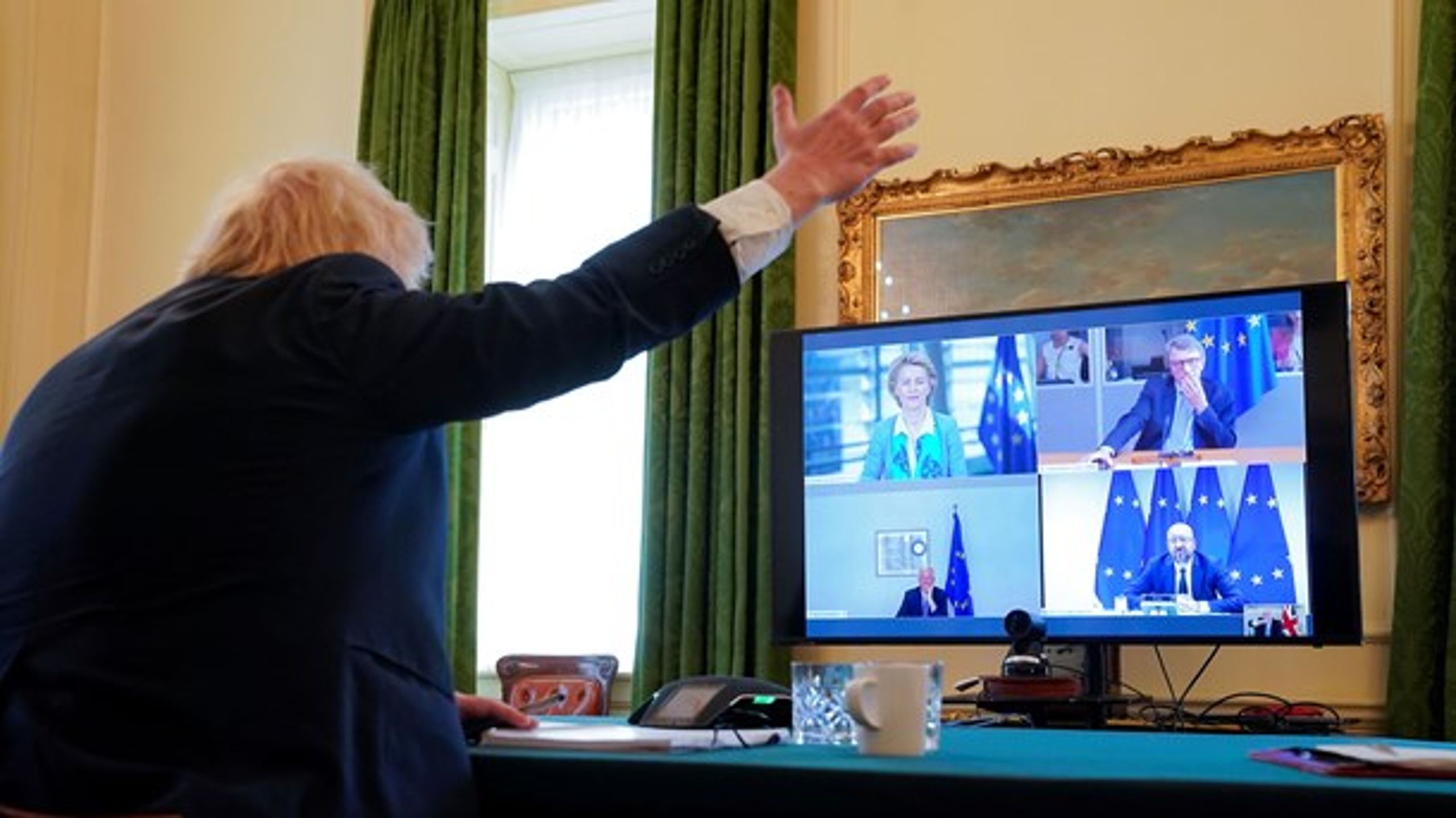 Den britiske premierminister, Boris Johnson, hilser på tre EU-formænd og en Brexit-chefforhandler ved mandagens videomøde.
