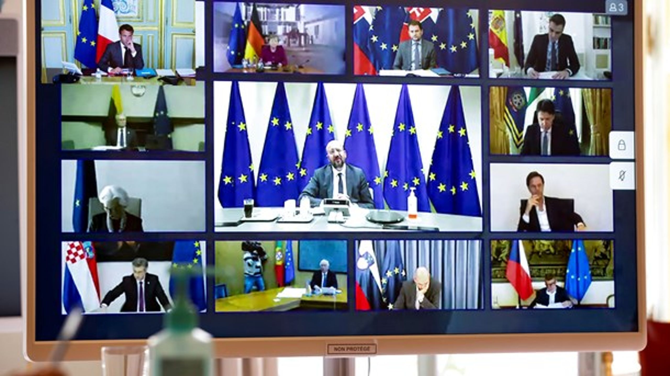 EU's rådsformand, Charles Michel (i midten), styrer fredag endnu et videotopmøde, der måske bliver det foreløbig sidste uden fysisk at samle de europæiske ledere.