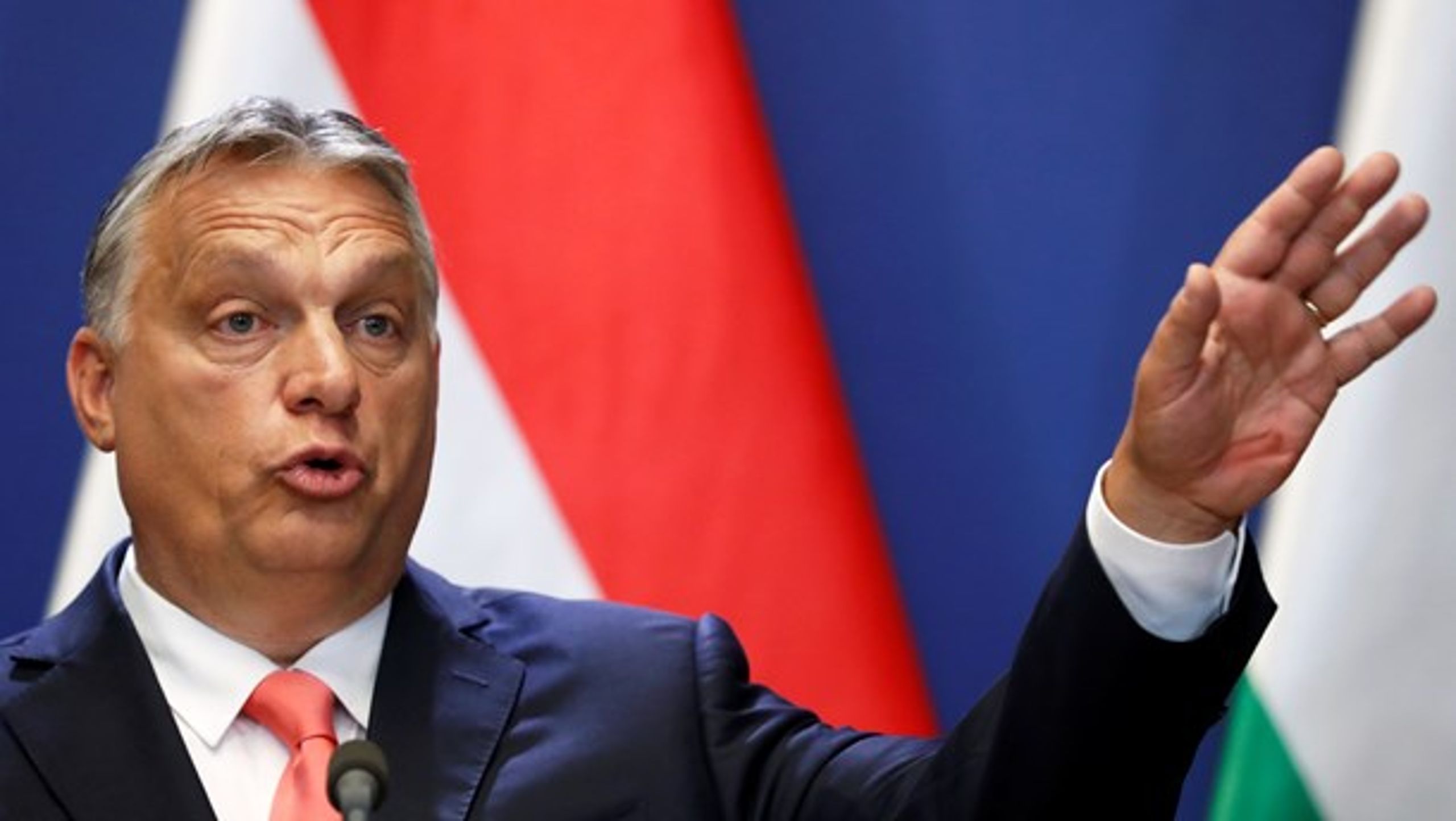 Under coronakrisen har parlamentet i Ungarn vedtaget en nødretslov, som giver Viktor Orbán magt til at lede per dekret på ubestemt tid, skriver tre socialdemokrater.