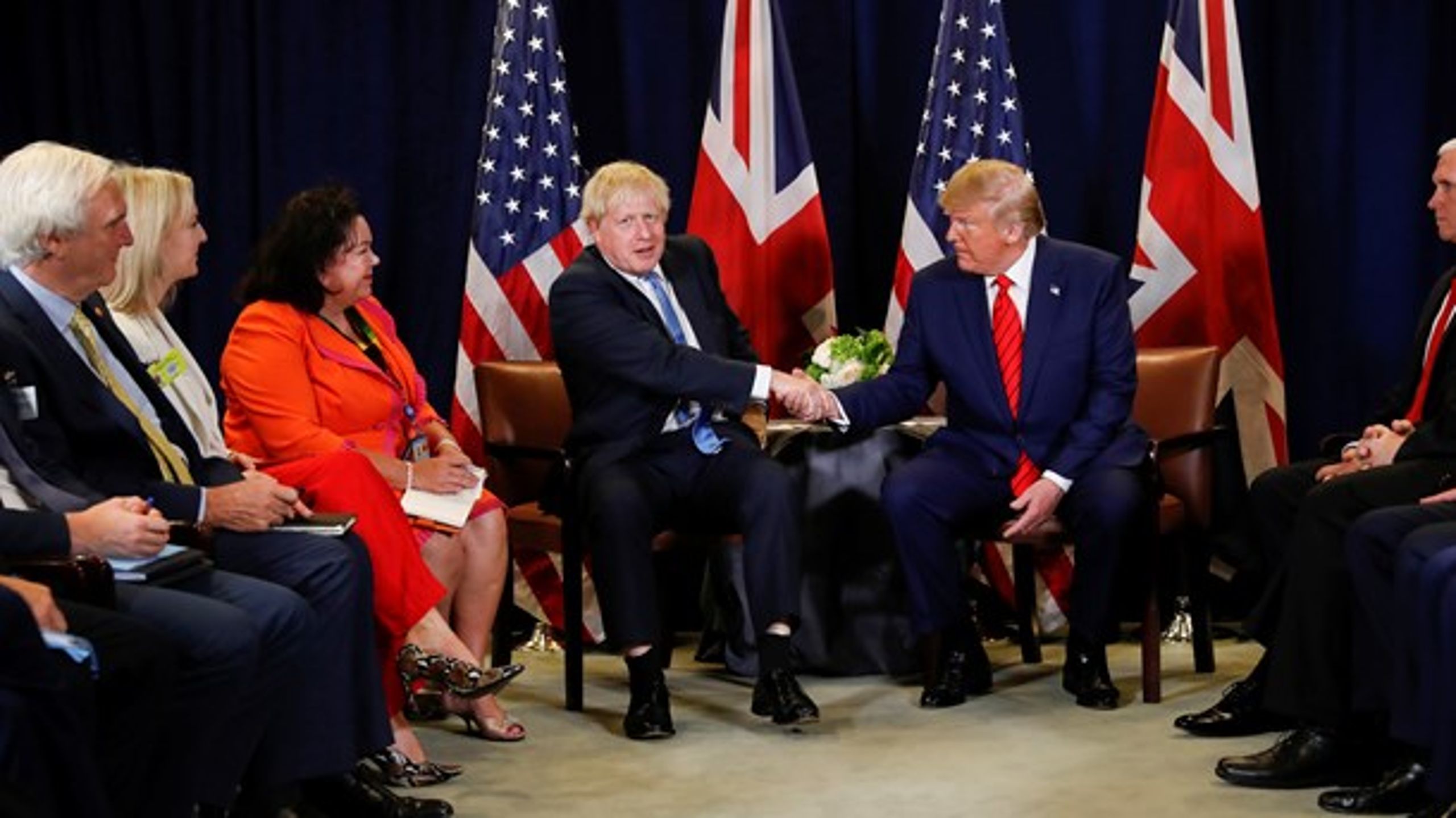 Storbritannien og USA falder grundlæggende sammen under coronakrisen med deres selvfede lederes uformåenhed, skriver David Trads.