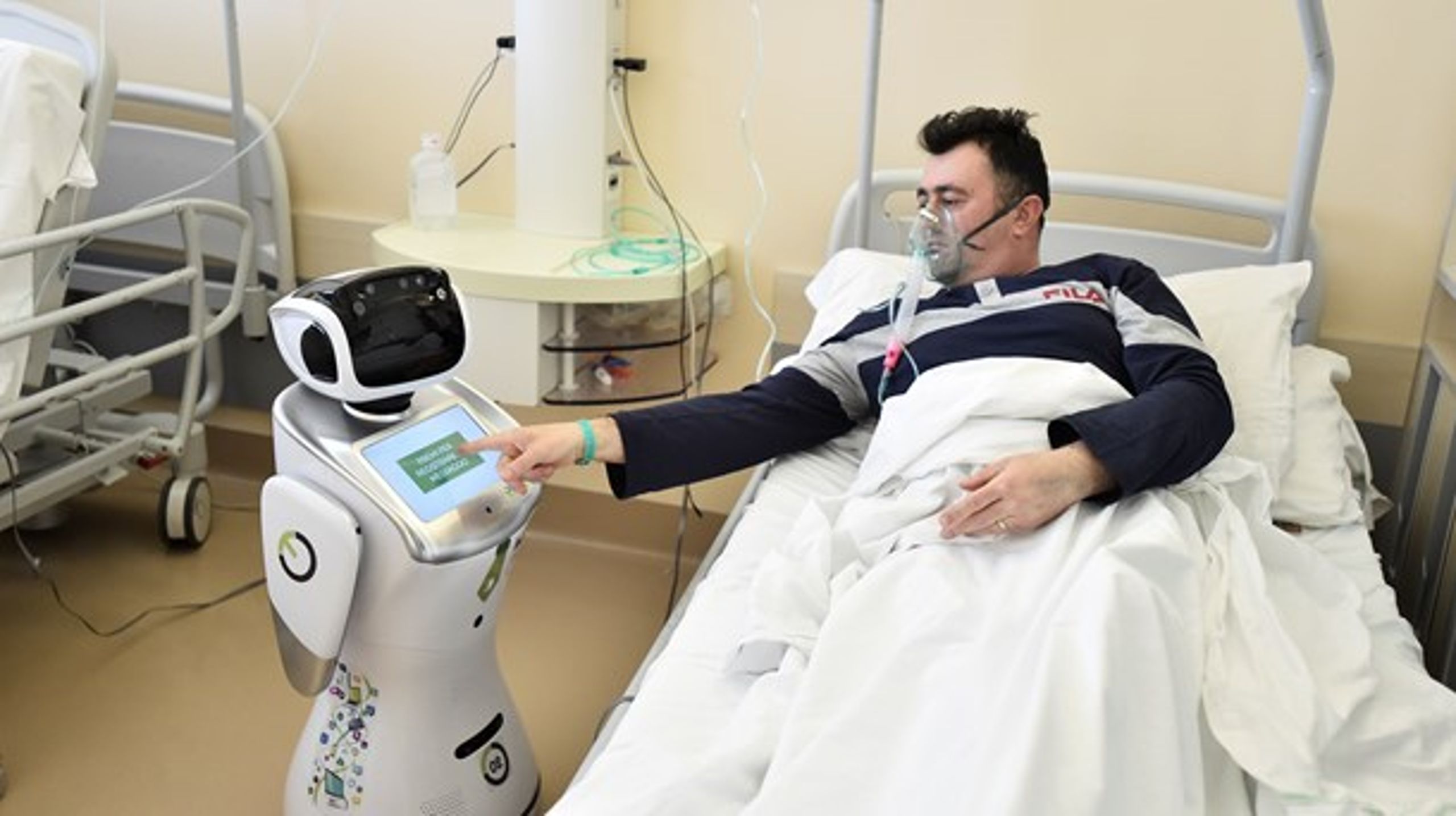Sygepleje-robot, der hjælper med at passe patienter med covid-19-virus på det italienske hospital Circolo.