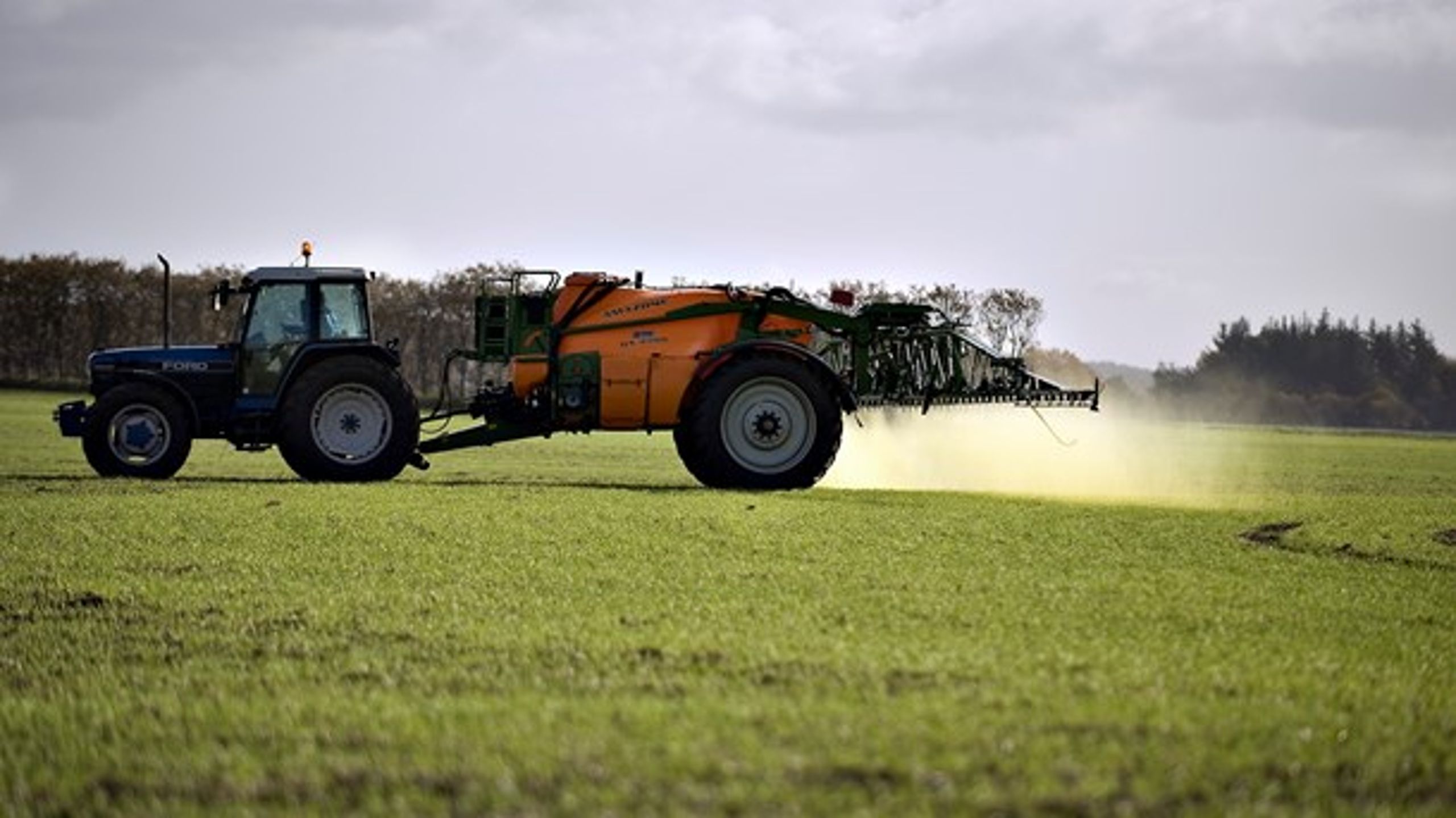 Det er svært at nå frivillige aftaler med landmænd om at stoppe brugen af pesticider, meddeler flere kommuner.