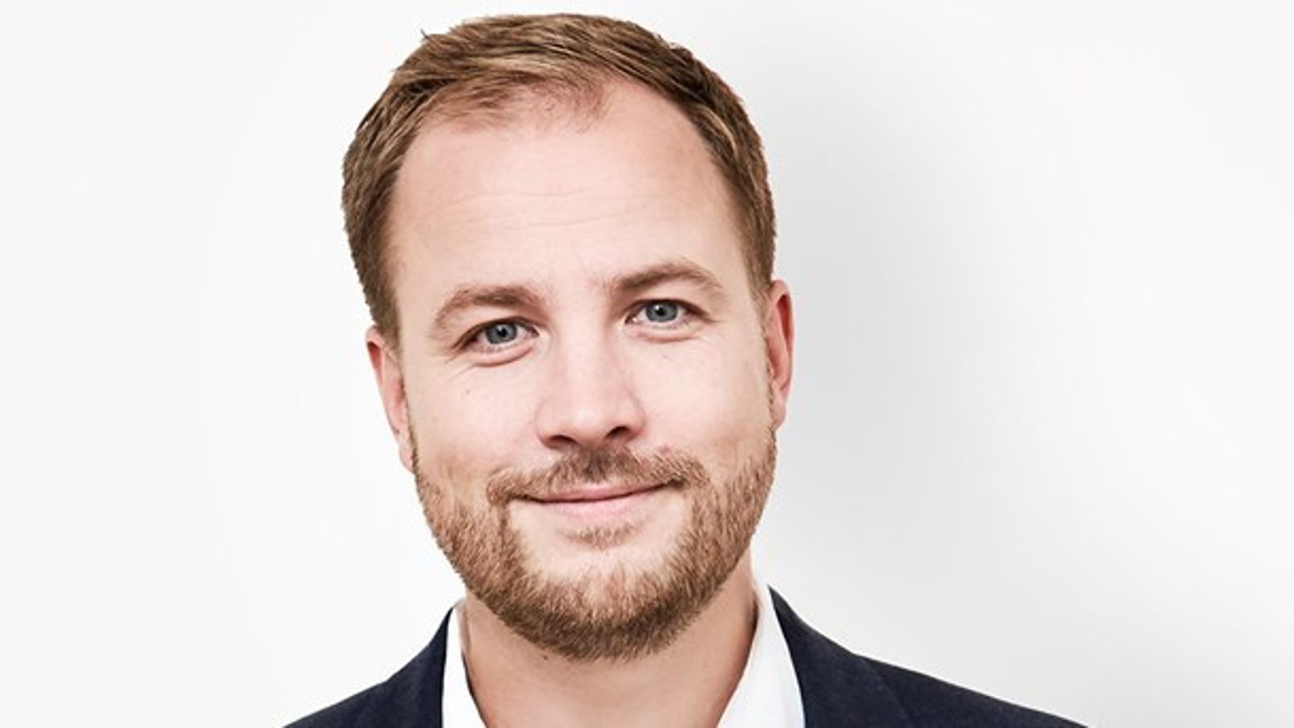 Rasmus Bebe blev præsenteret som ny særlig rådgiver for venstreformand Jakob Ellemann-Jensen dagen efter afskedigelsen af Jesper Kraft.