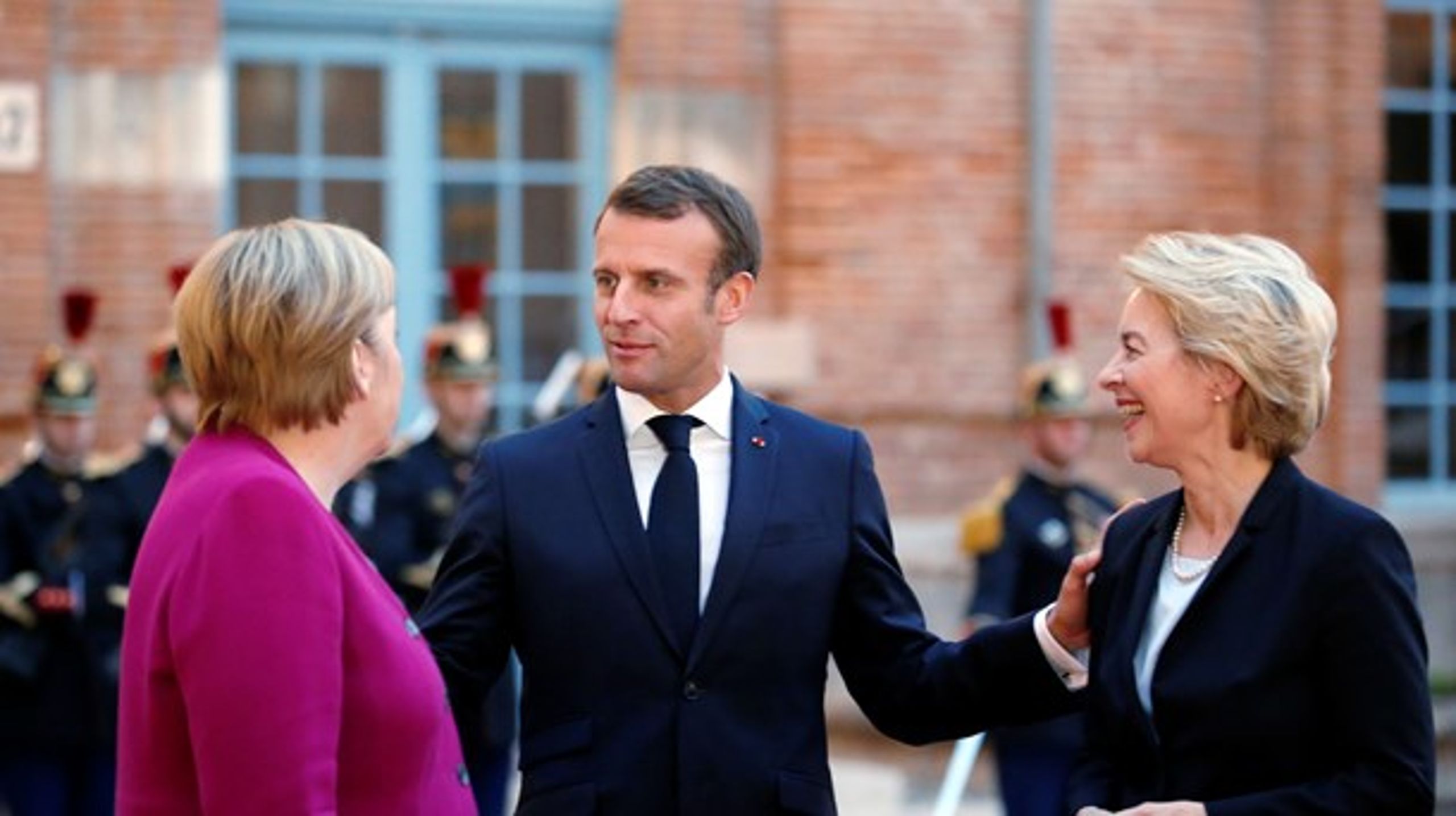 Både Angela Merkel og Emmanuel Macron har åbnet for, at EU skal kunne tage vare på sin egen sikkerhed. Det ansvar står blandt andre kommissionsformand Ursula von der Leyen med.&nbsp;