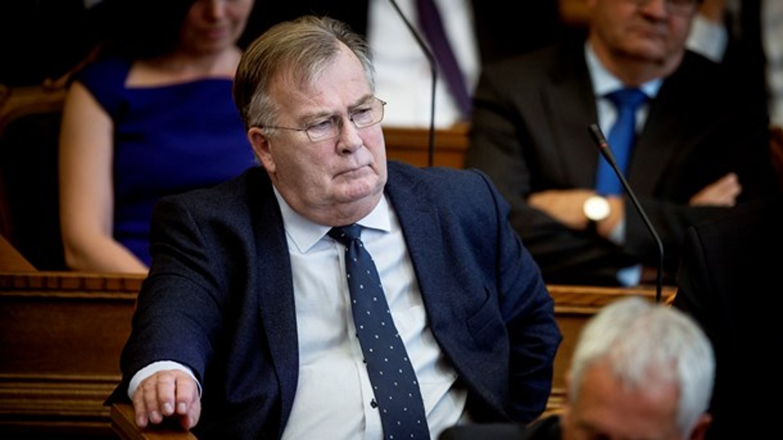 Tidligere forsvarsminister Claus Hjort Frederiksen (V) trækker sig fra Folketingets&nbsp;Kontroludvalg for at undgå habilitetsproblemer.&nbsp;