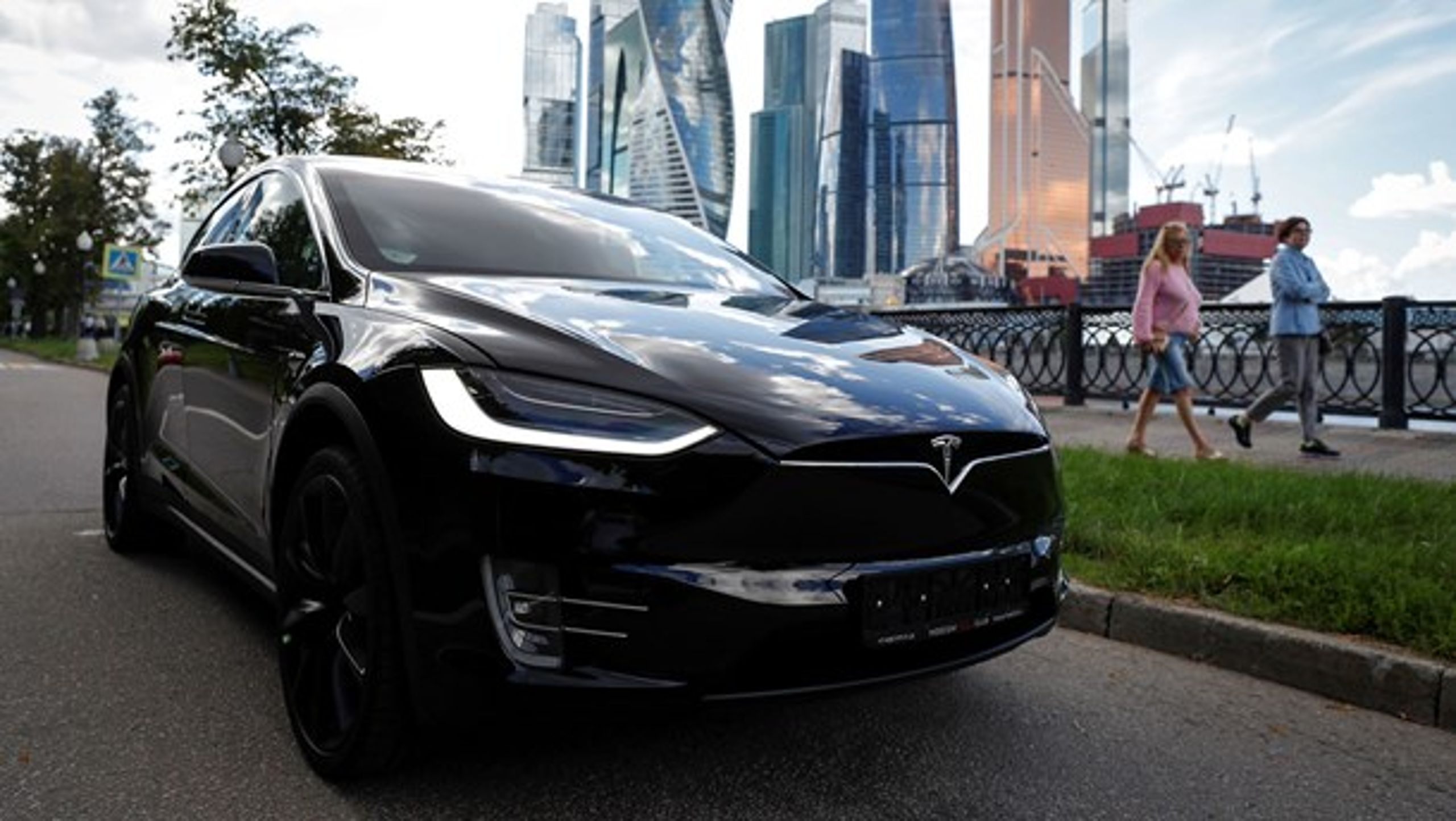 Det karikerede billede af storbysbilister i Teslaer er udfordret af, at modellerne nu er langt flere, og at el- og opladningshybridbiler nu faktisk sælger bedre alle andre steder end i Hovedstaden, skriver Lærke Flader.