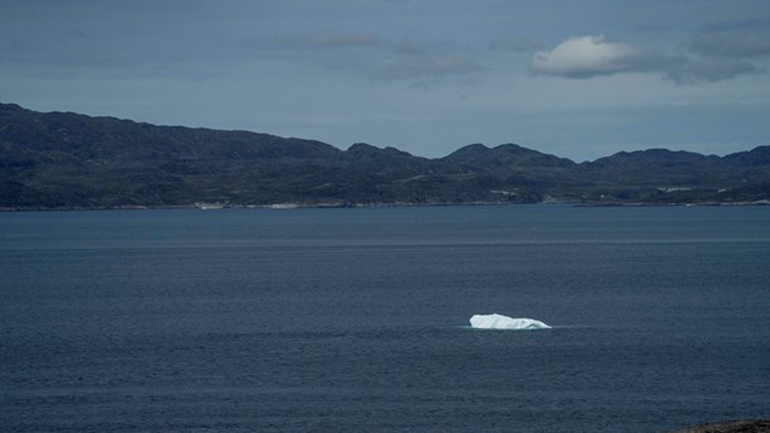 Det er blandt andet Grønlandske fjorde som denne ved Nuuk, der kan blive hårdt ramt, hvis minedriften i landet tager til, skriver de seks aktører på området.