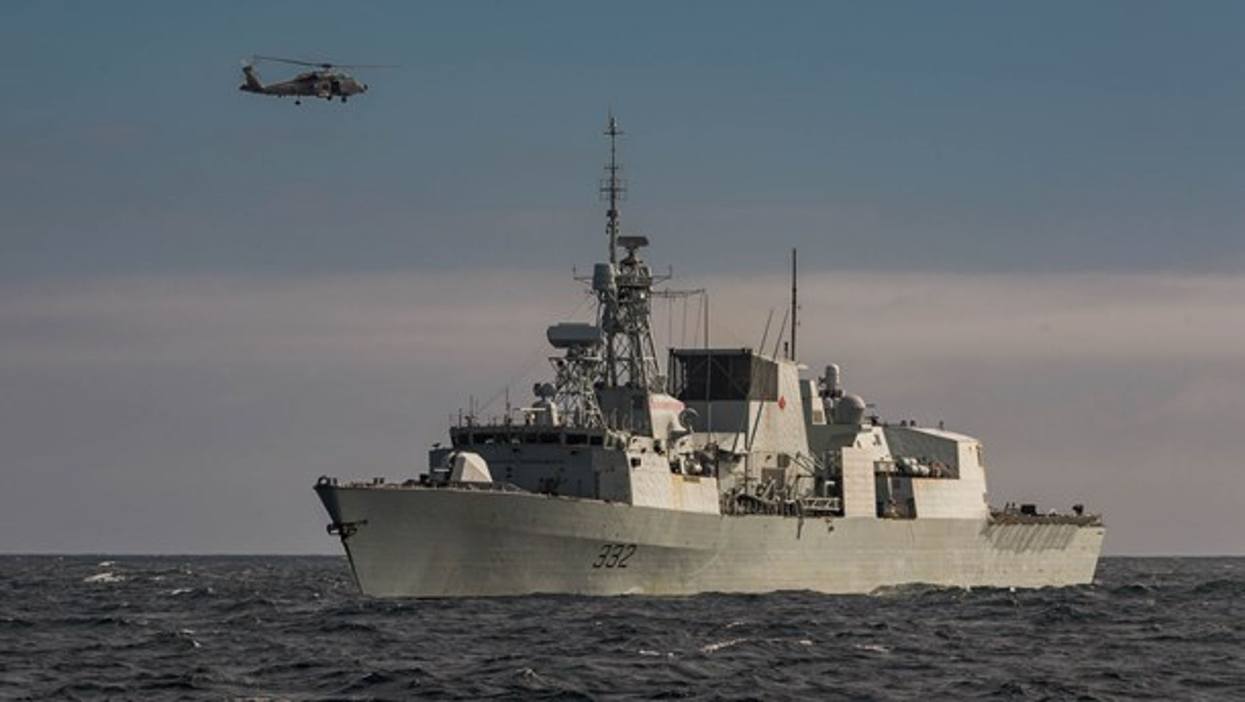 Dansk Seahawk-helikopter og den canadiske fregat Ville de Quebec under Nanooq-øvelsen.