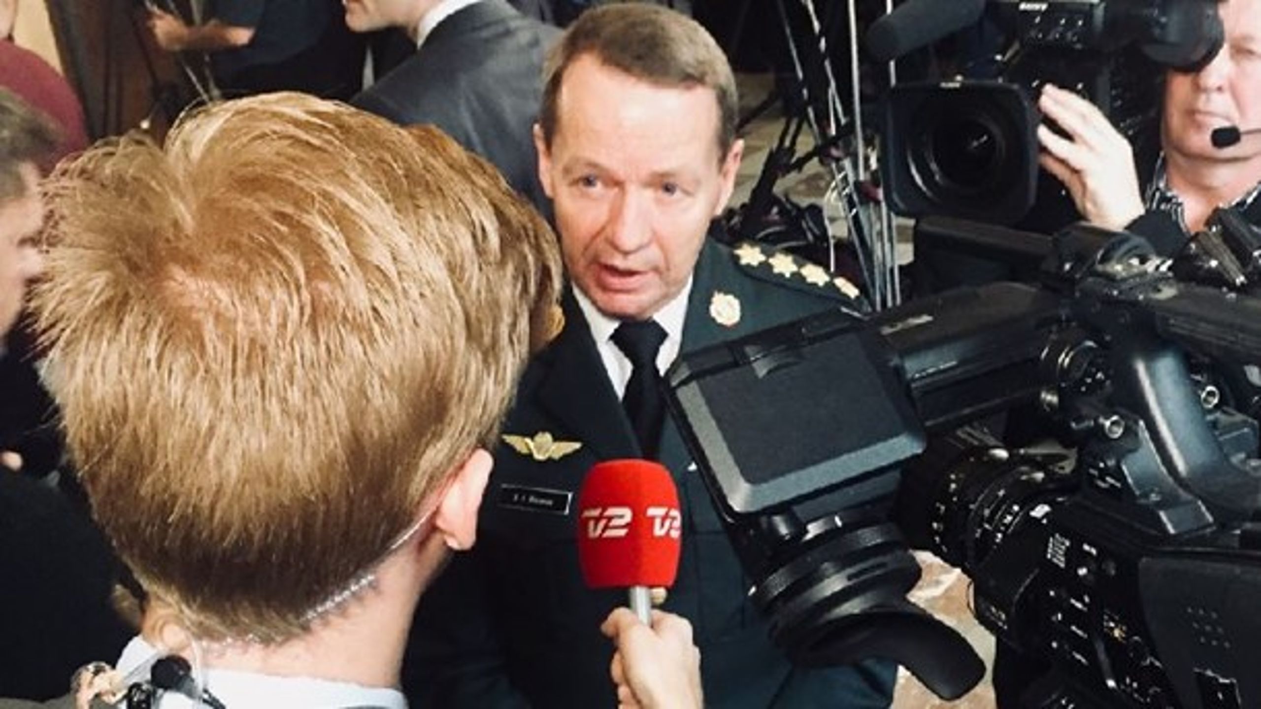 Forsvarschef Bjørn Bisserup taler med medierne efter indgåelsen af et nyt forsvarsforlig i januar 2018.&nbsp;