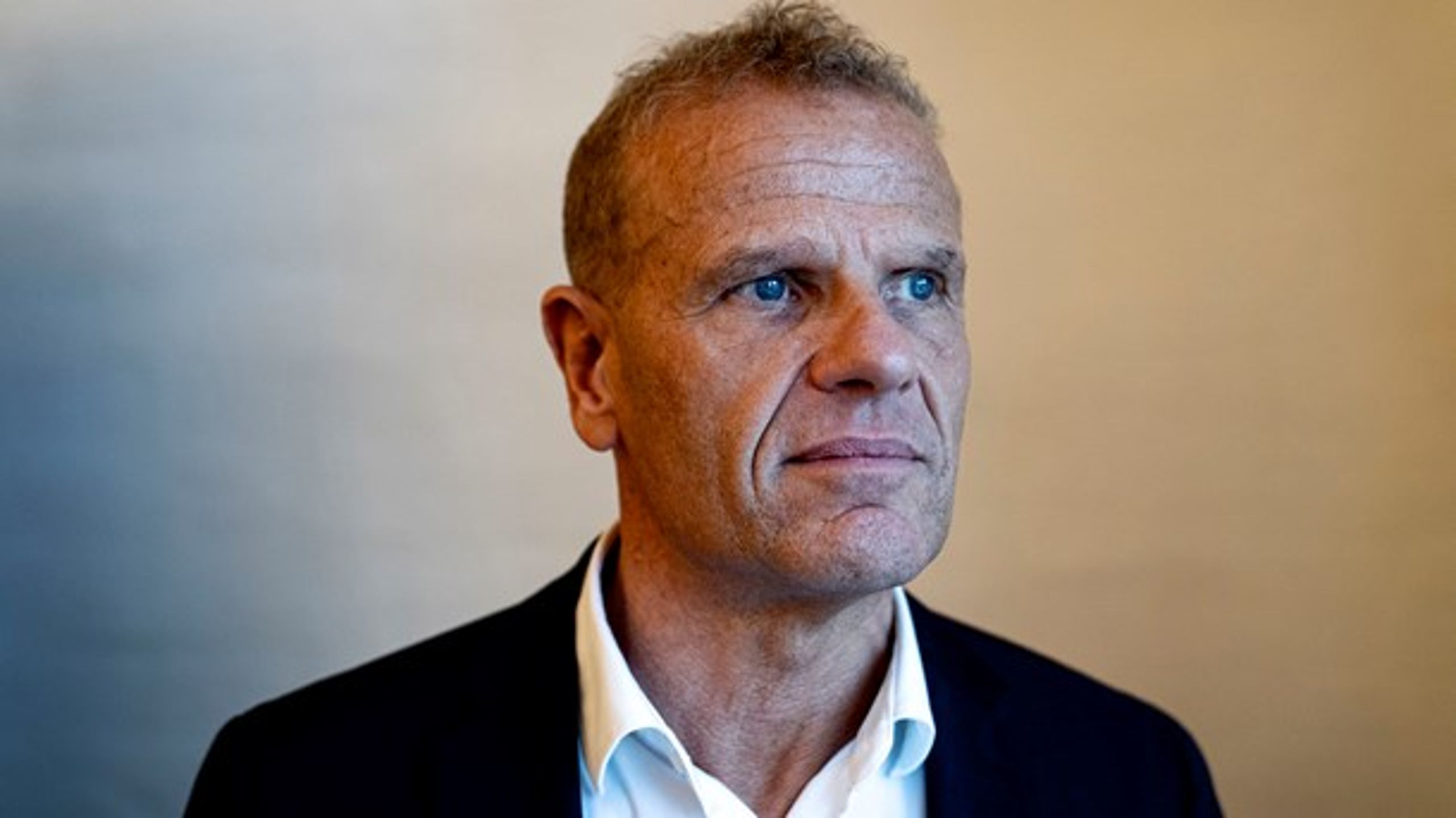 Chefen for Forsvarets Efterretningstjeneste, Lars Findsen, blev hjemsendt den 21. august. Få dage før erklærede medarbejderne i tjenesten deres fulde tillid til Lars Findsen.