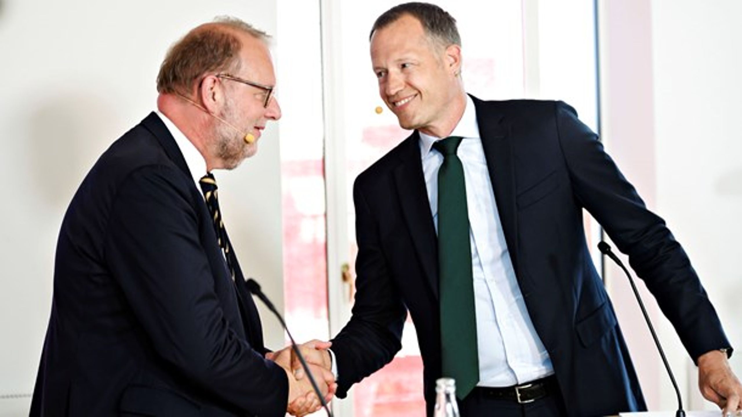 Morten Bæk (t.h.) siger farvel til afgående energi-, forsynings- og klimaminister Lars Christian Lilleholt i juni 2019.
