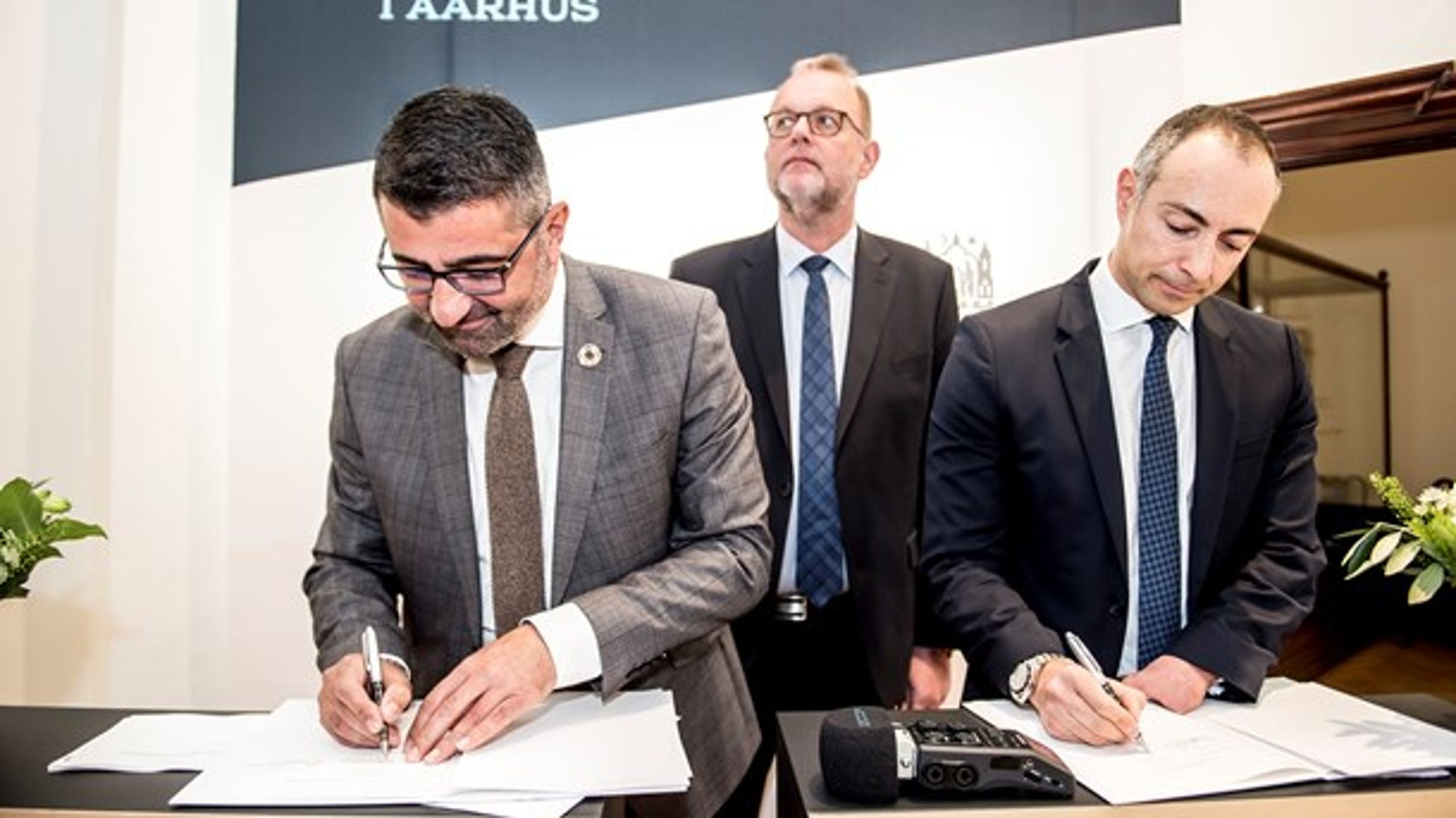 Aarhus Kommune og A.P. Møller Holding indgik i 2018 en aftale om at gøre geotermi til en del af kommunens varmeforsyning. Samir Abboud fra A.P. Møller Holding står til højre.
