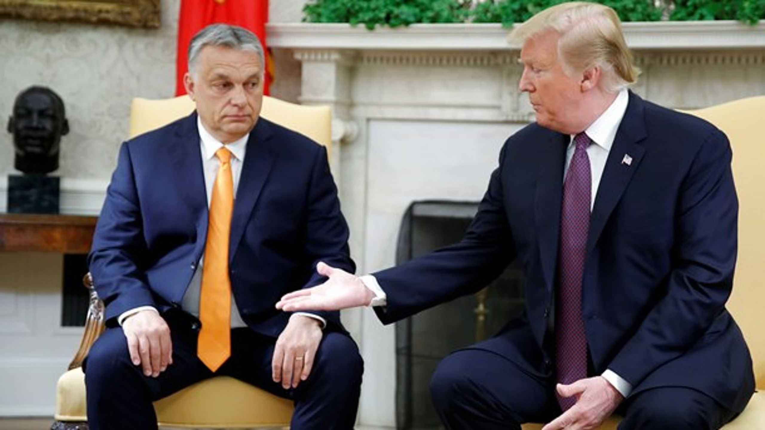 Ny antologi undersøger, hvordan og med hvilke metoder det liberale demokrati gradvist bliver forsøgt afmonteret i lande som f.eks USA og Ungarn (På billedet: Donald Trump med Ungarns premierminister Viktor Orbán).