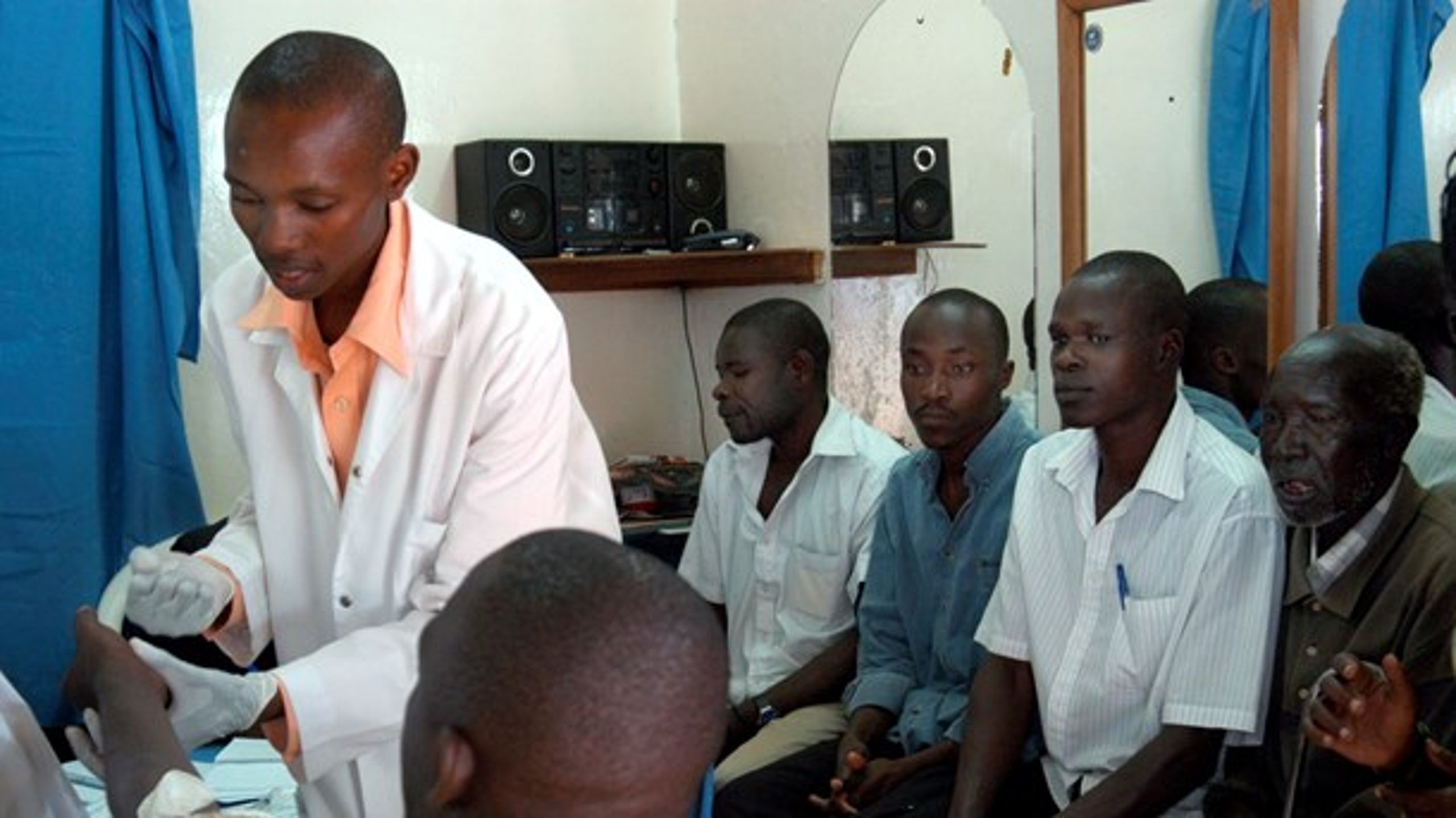 Dårlig adgang til at blive testet for hiv under coronakrisen ventes at få store konsekvenser. Her venter mænd på at blive hiv-testet i Uganda.&nbsp;