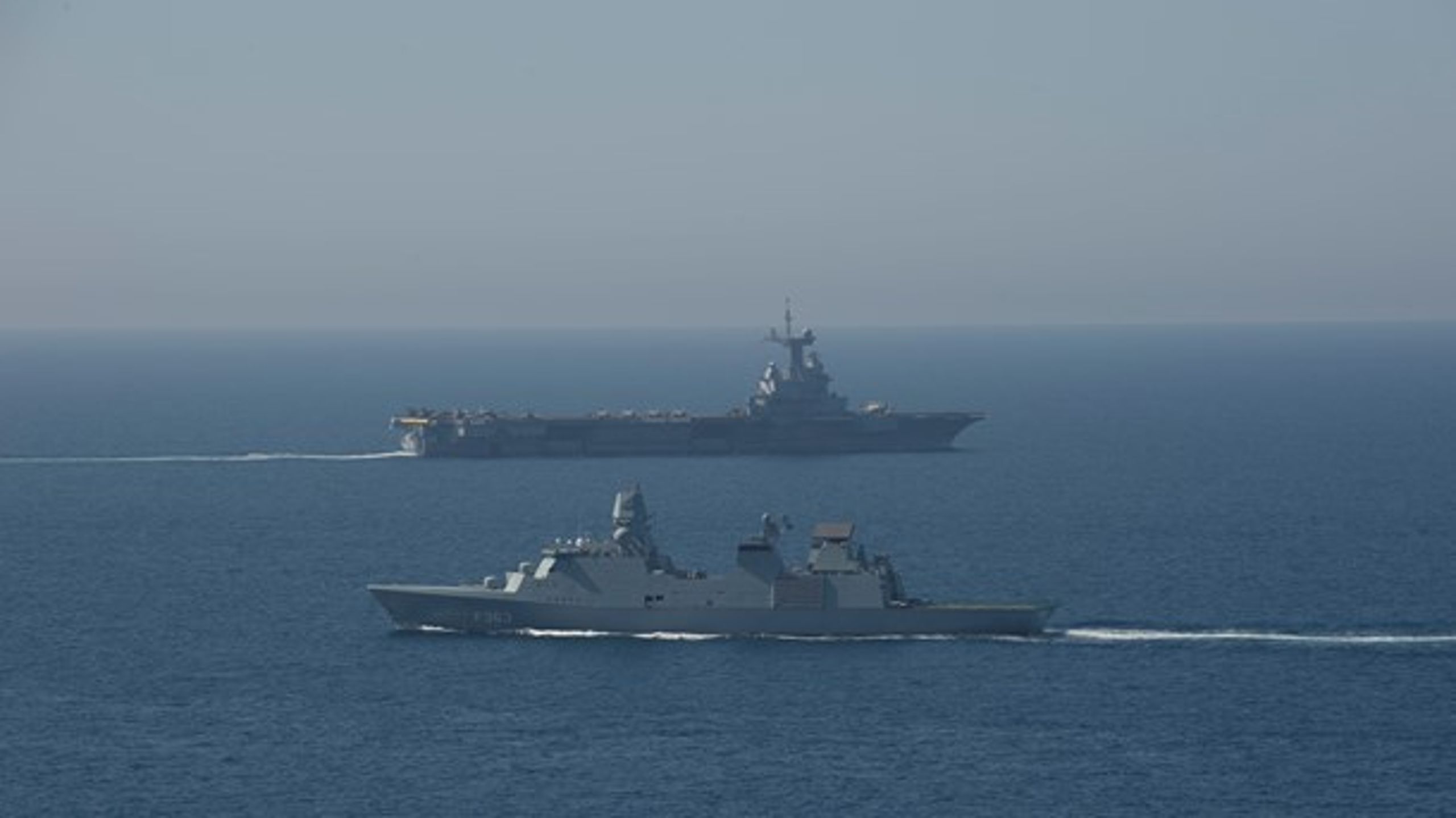 Den danske fregat Niels Juel og det franske hangarskib Charles de Gaulle på patrulje sammen i Middelhavet i 2019.