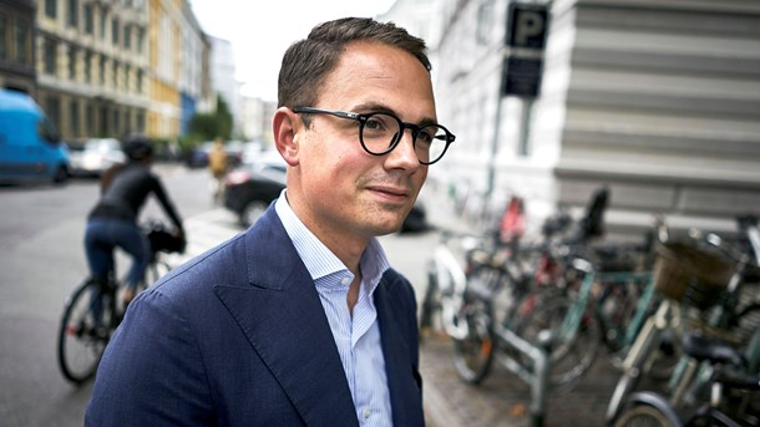 Den konservative lokalpolitiker og tidligere advokat Simon Aggesen var kun 31 år, da han sidste år overtog borgmesterposten på Frederiksberg efter Jørgen Glenthøj. Nu er han kommet i mediestormvejr på grund af en privat bolighandel.