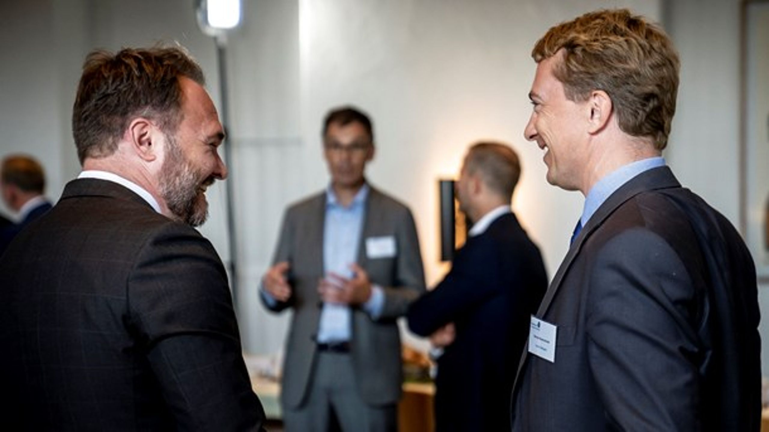 Klimaminister Dan Jørgensen (S) sammen med Dansk Folkepartis klimaordfører, Morten Messerschmidt, til møde med erhvervslivets klimapartnerskaber. I baggrunden Klimarådets formand Peter Møllgaard.