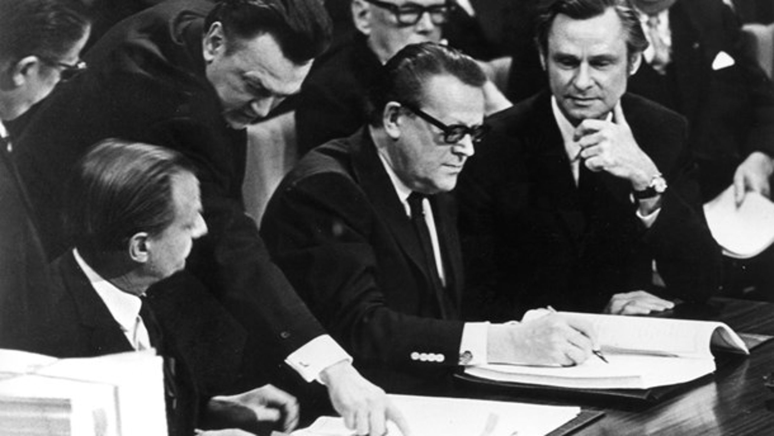 Socialdemokratiet har store, historiske fortjenester, når det kommer til Europa. Her ses Jens Otto Krag underskrive Rom-traktaten i Bruxelles i 1972.
