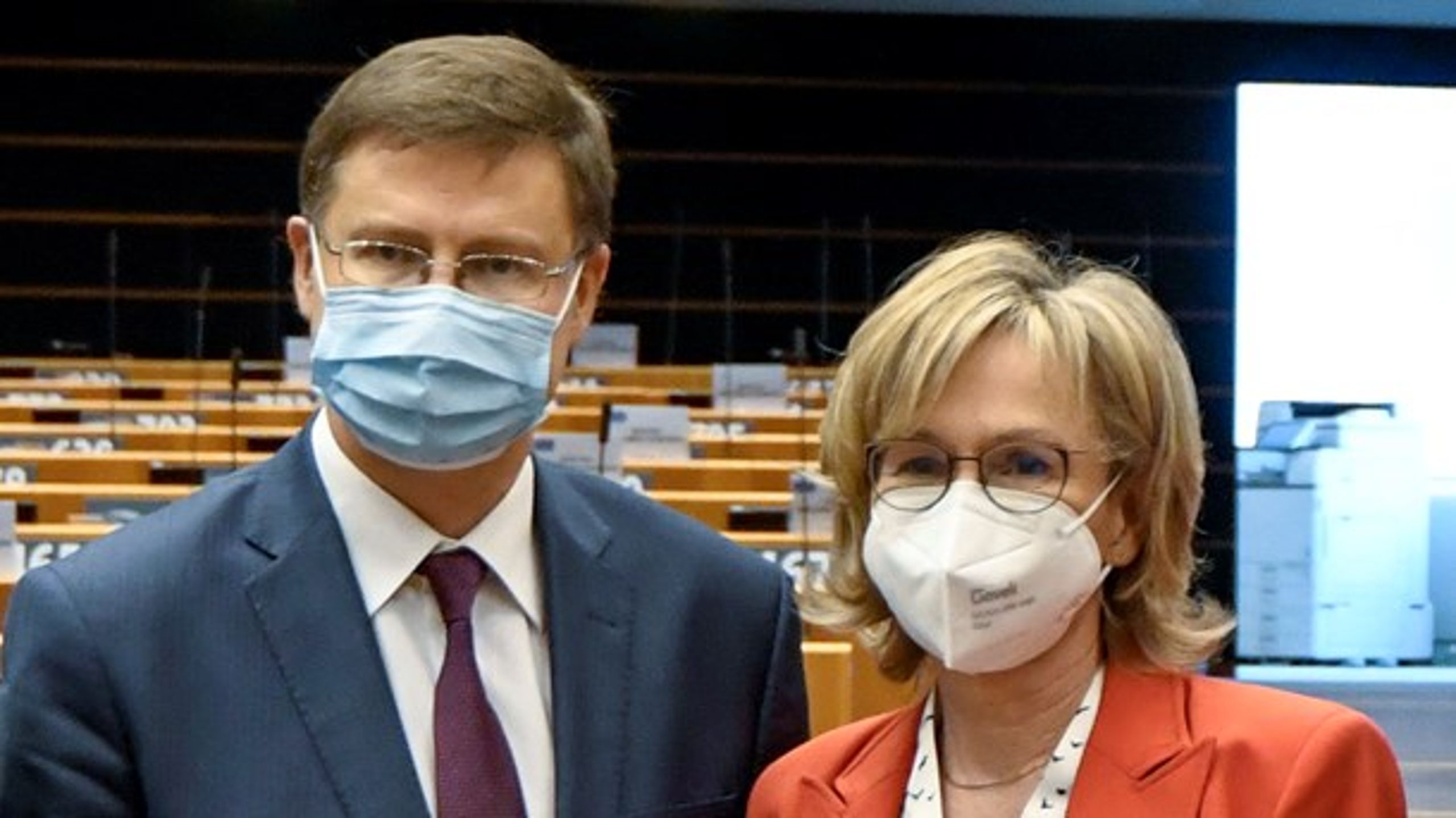 Dombrovskis og McGuinness var underlagt skrappe coronaforanstaltninger, da de blev godkendt i Europa-Parlamentet onsdag.