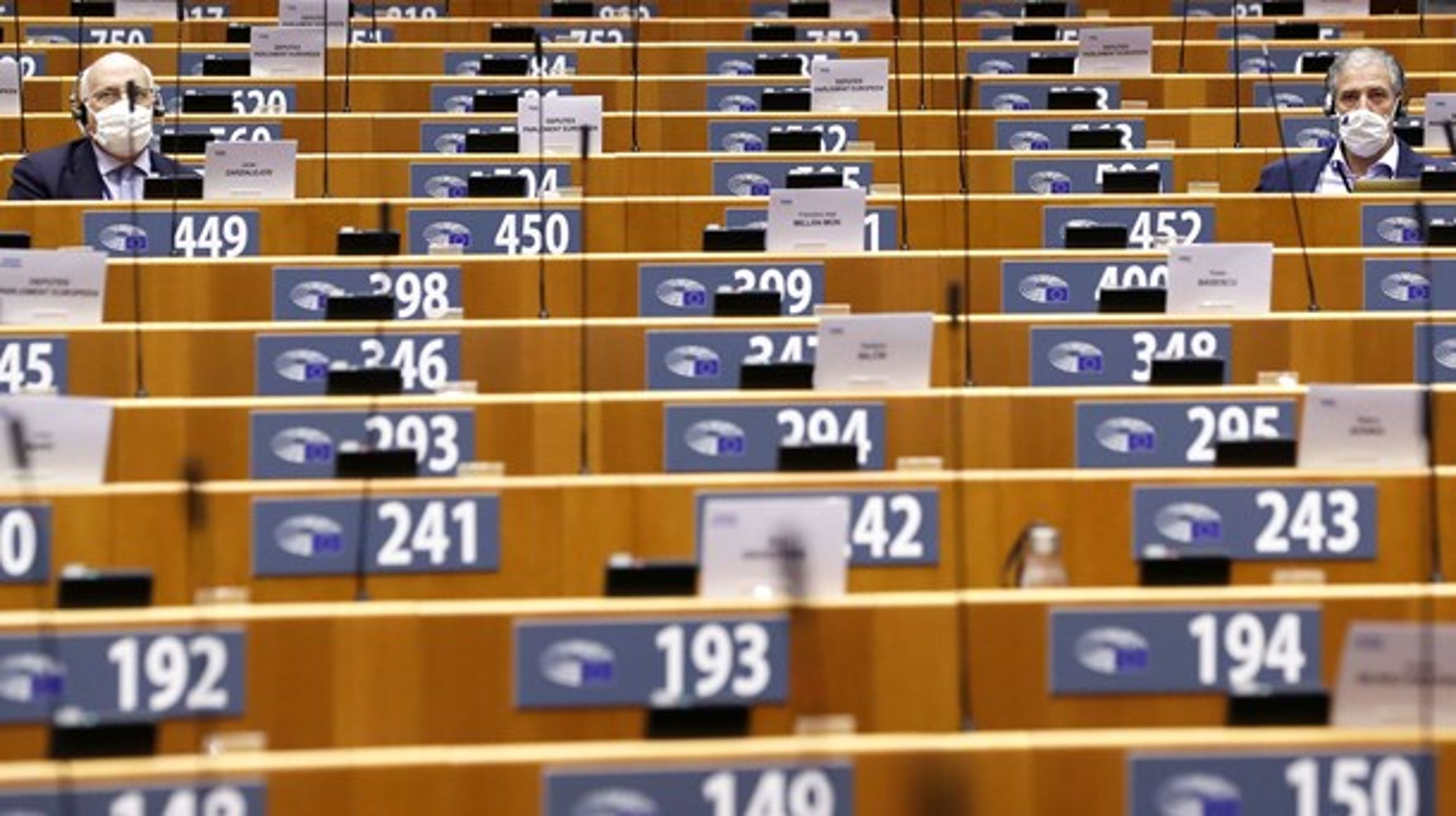 Plenarsalen&nbsp;i Bruxelles havde mange tomme pladser ved afstemningen i onsdags, da europaparlamentarikerne på grund af coronasituationen har fået lov til at stemme hjemmefra.
