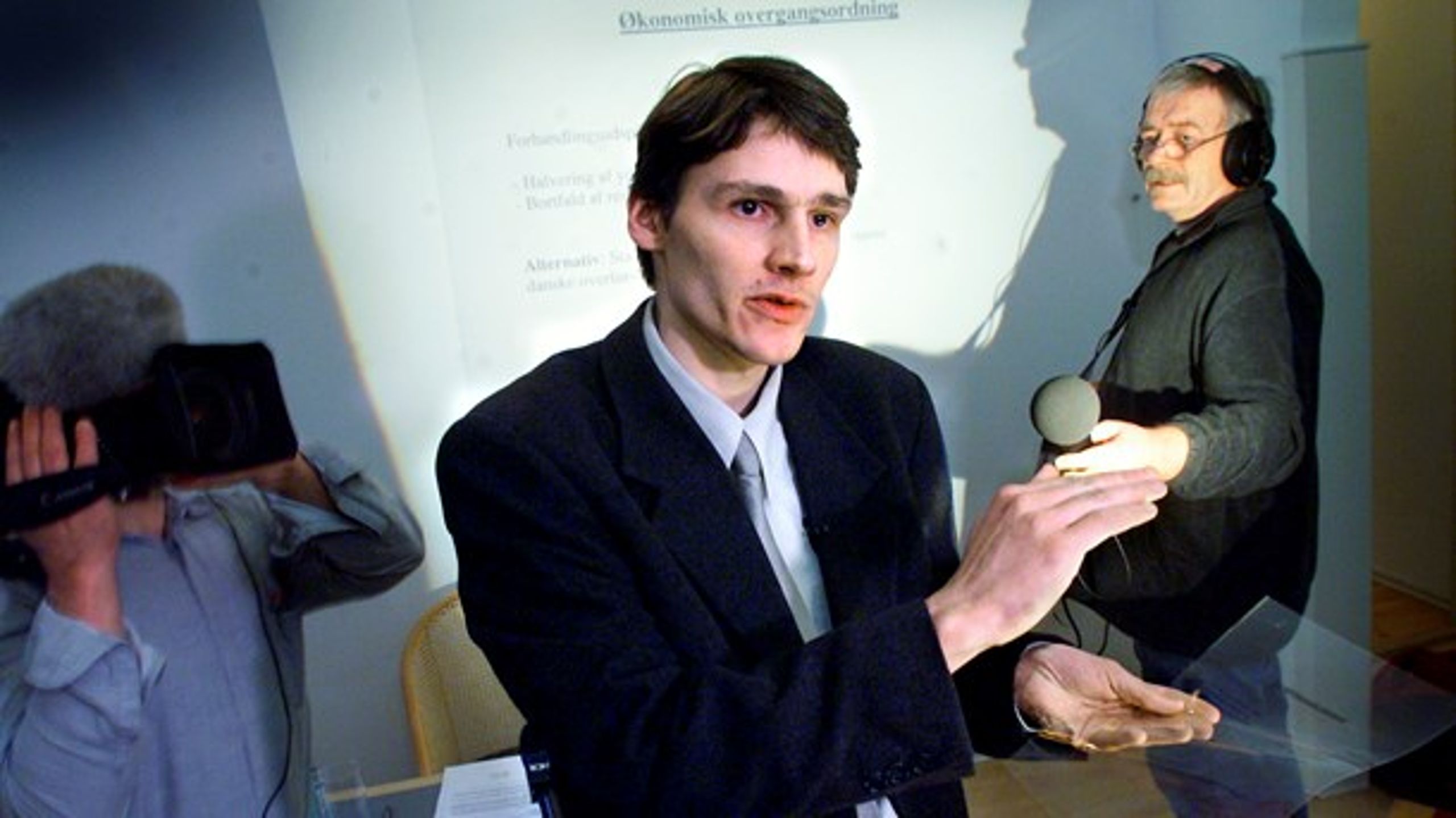 Høgni Hoydal fremlægger Færøernes forhandlingsudspil for pressen i marts 2000.